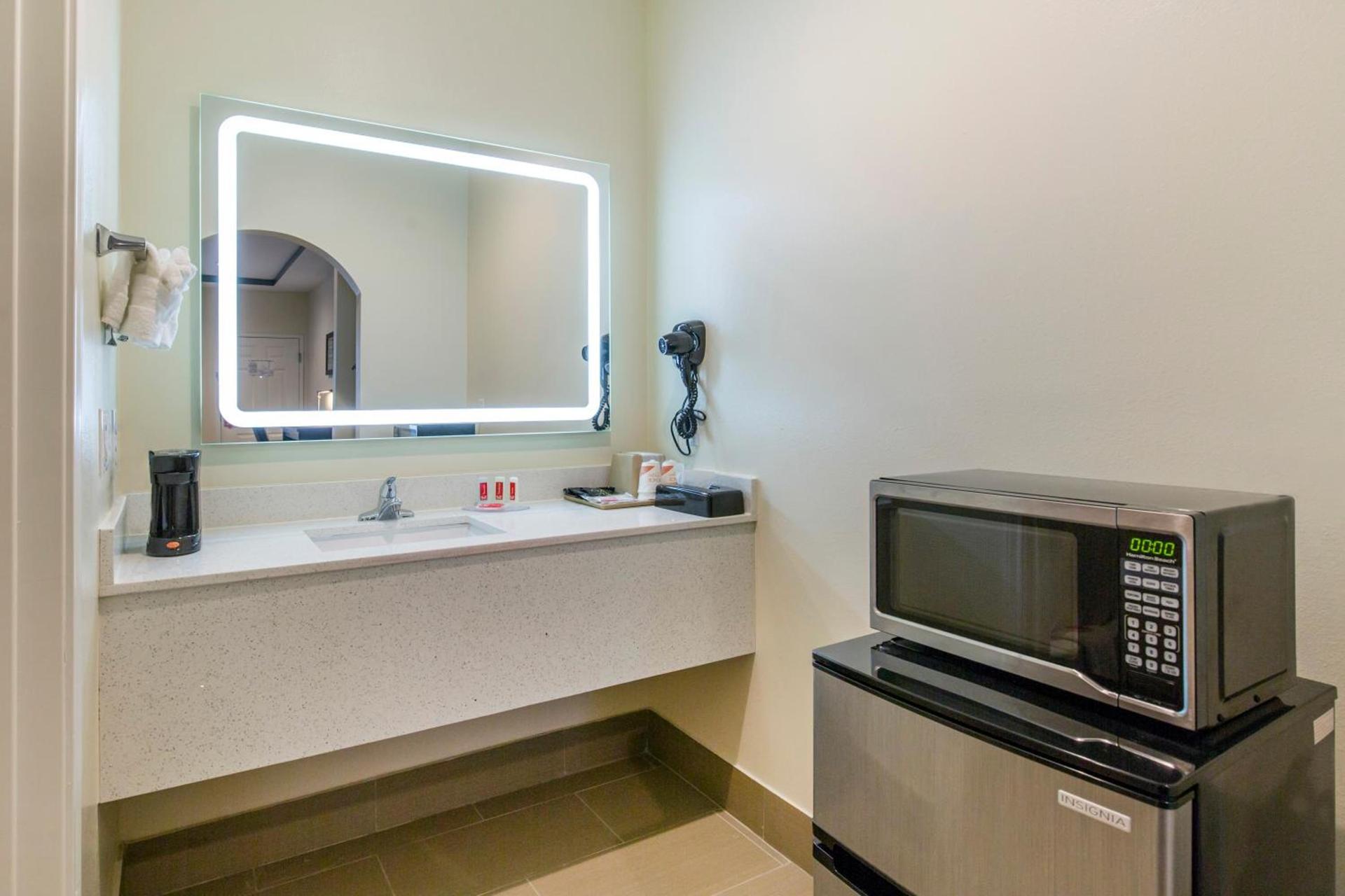 Econo Lodge Inn & Suites Houston Willowbrook photo 24