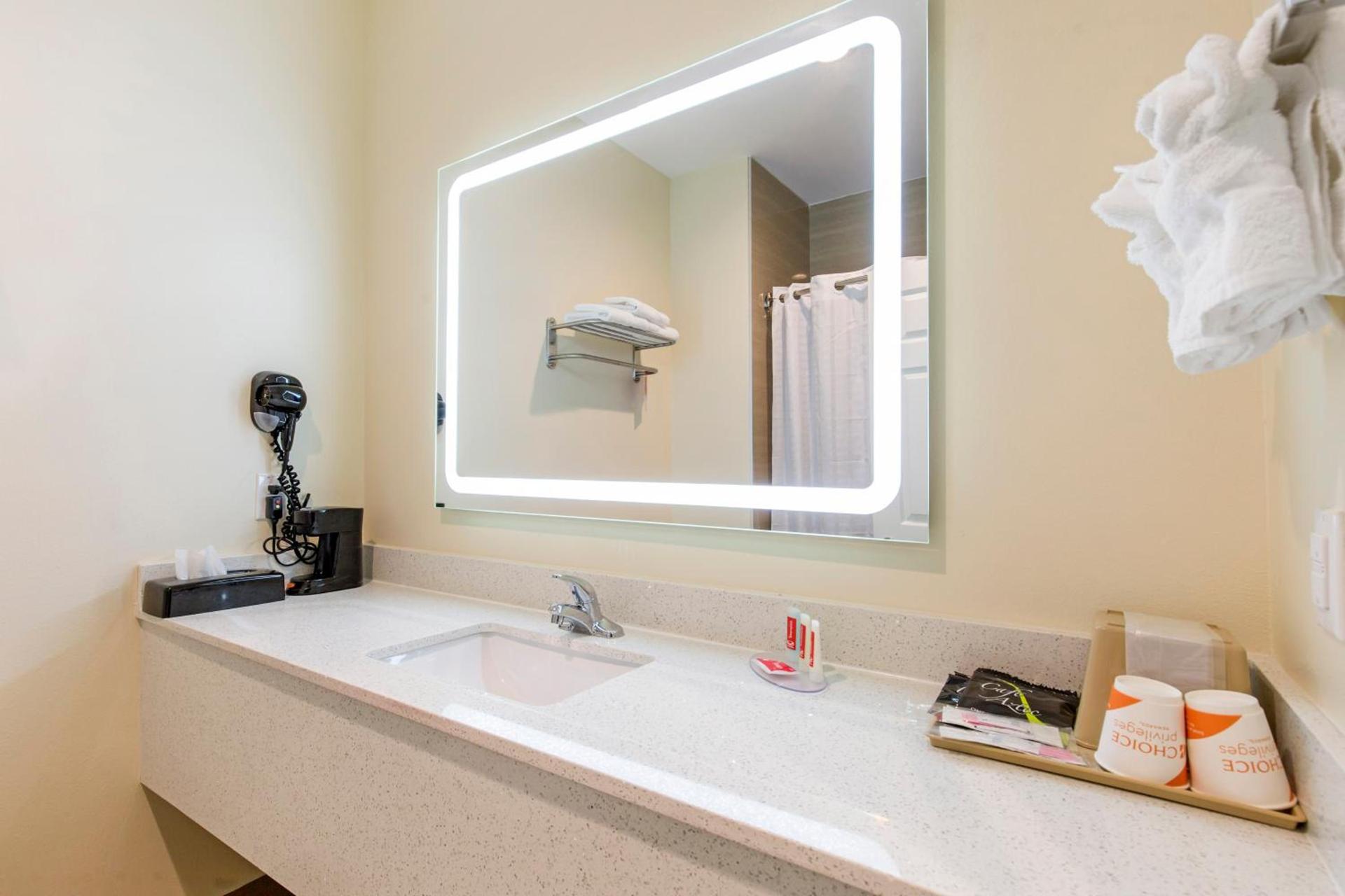 Econo Lodge Inn & Suites Houston Willowbrook photo 29