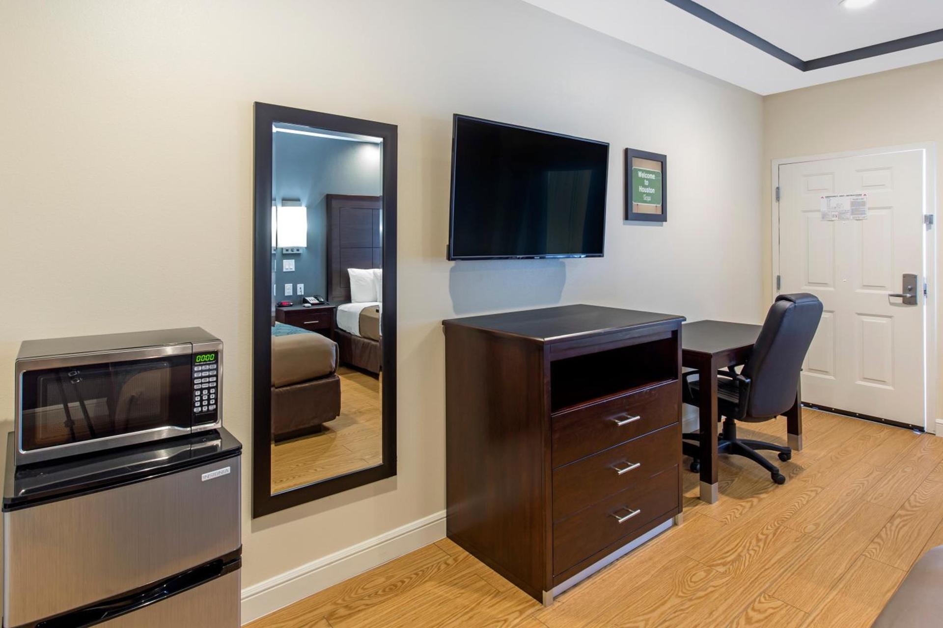 Econo Lodge Inn & Suites Houston Willowbrook photo 37