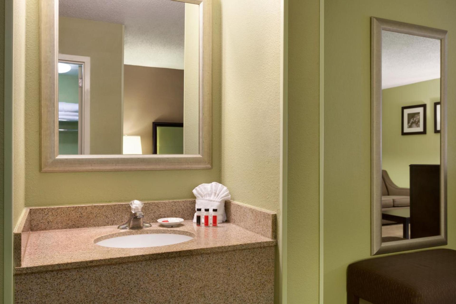 Days Inn by Wyndham Baltimore Inner Harbor photo 34