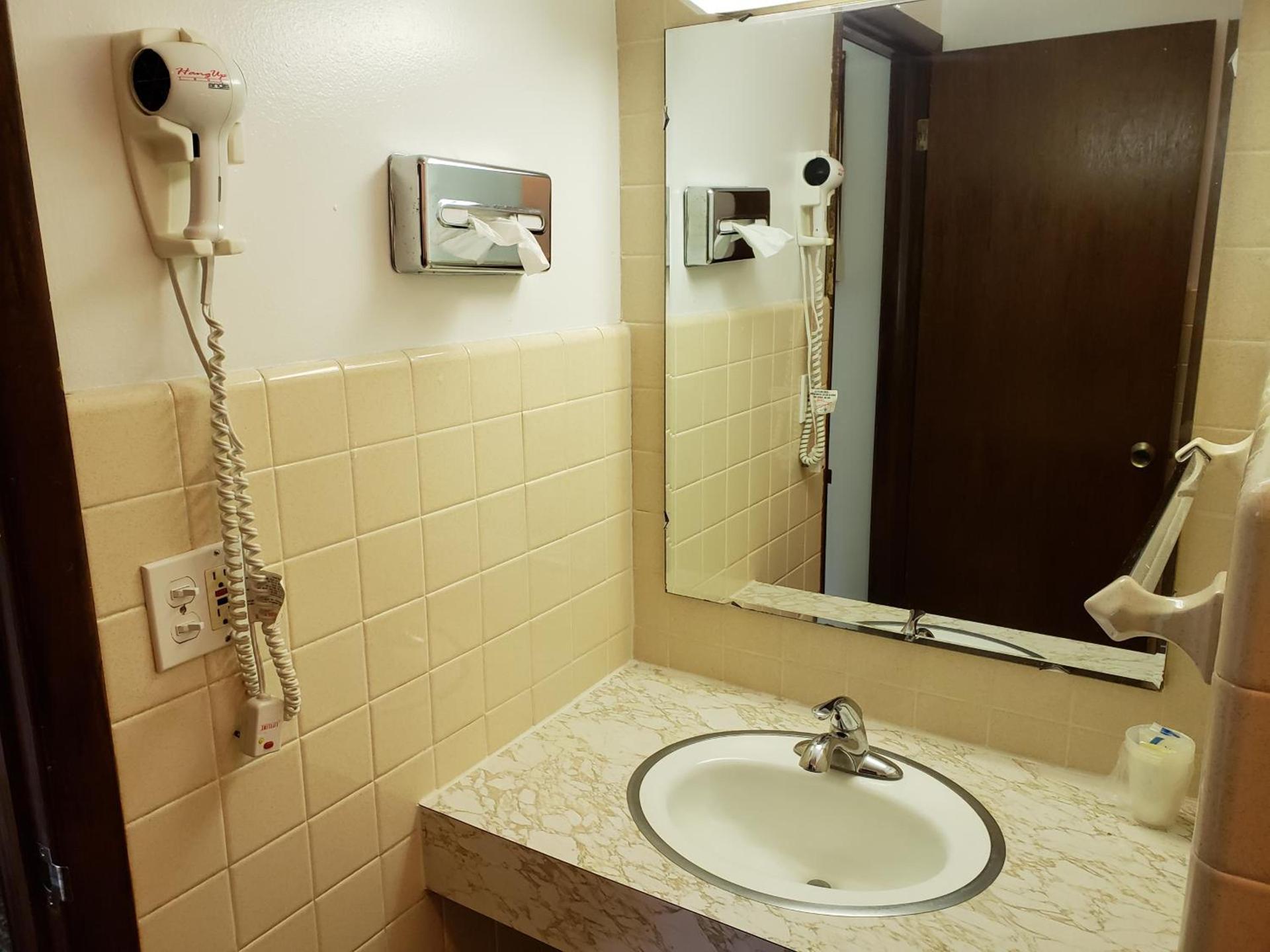 Spinning Wheel Motel photo 16
