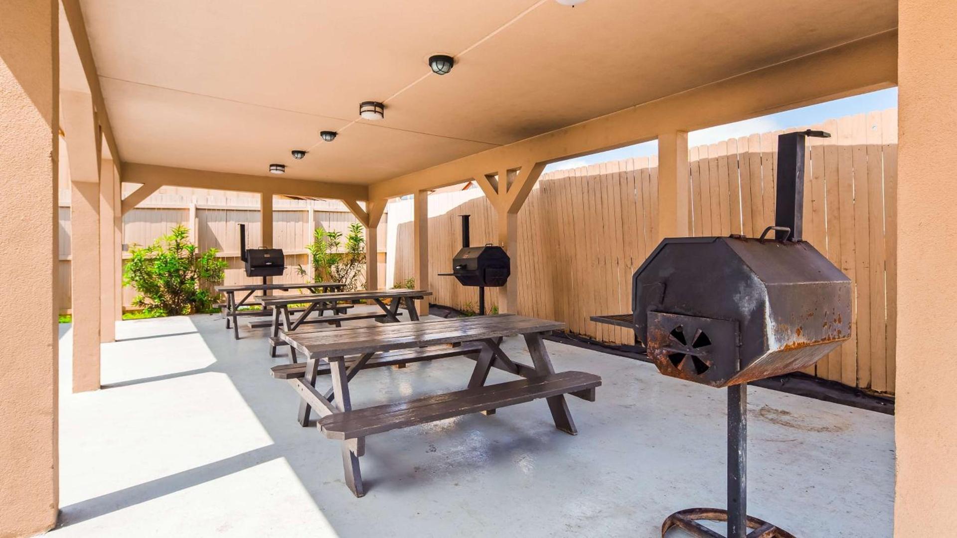 Best Western Plus Carrizo Springs Inn & Suites photo 13