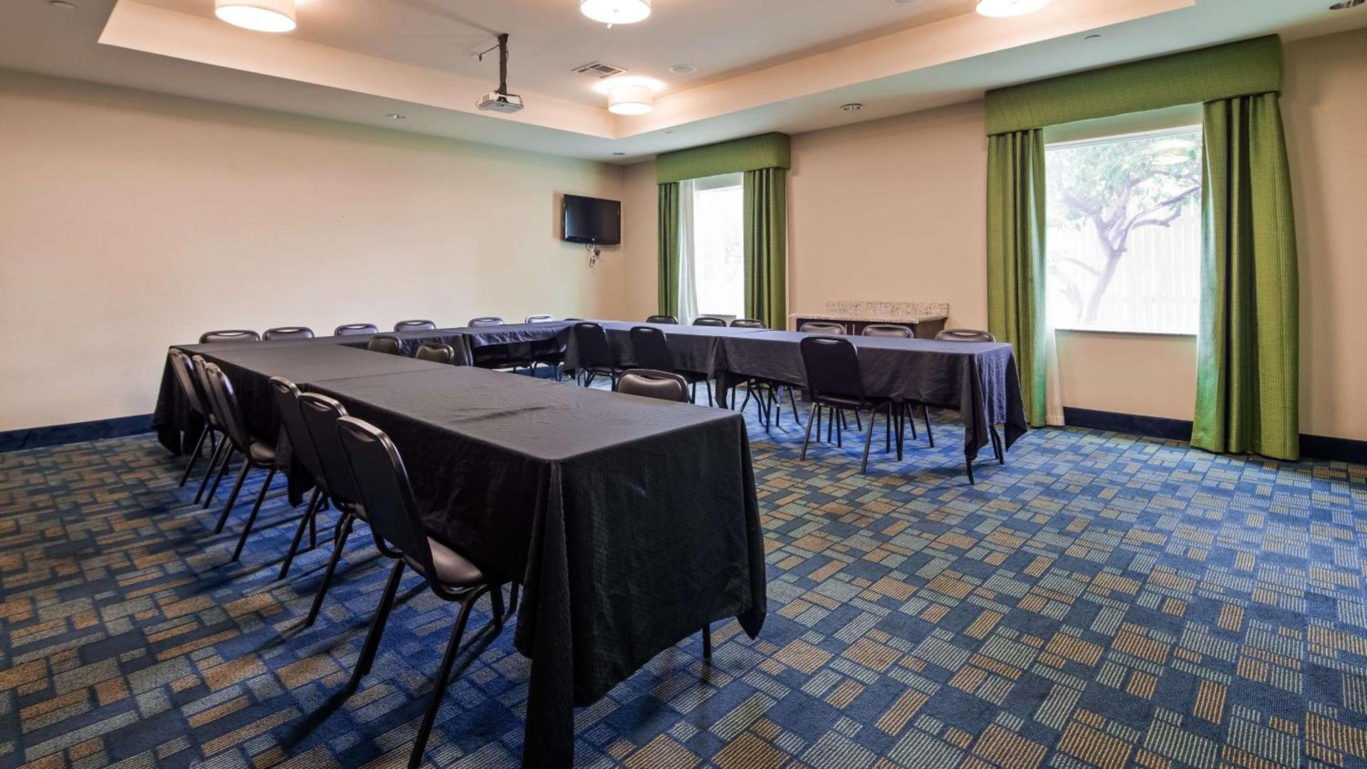 Best Western Plus Carrizo Springs Inn & Suites photo 6