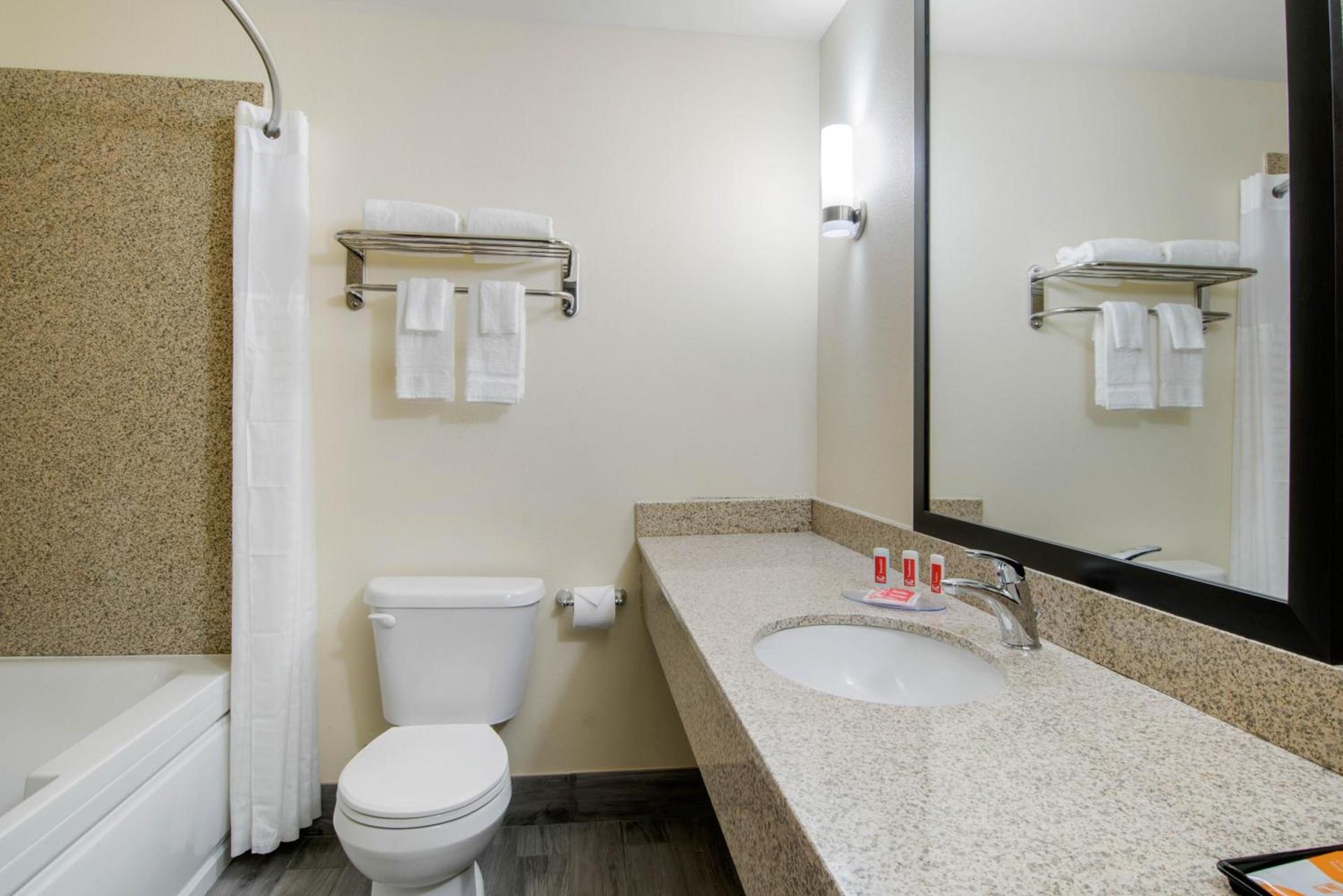 Econo Lodge Inn & Suites Springfield Main Street photo 32