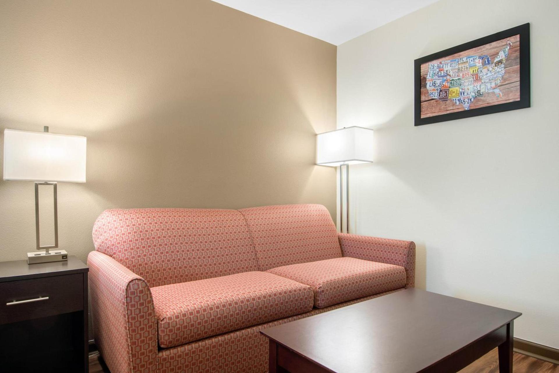 Econo Lodge Inn & Suites Springfield Main Street photo 7