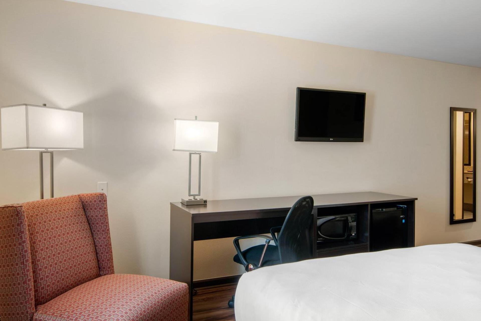 Econo Lodge Inn & Suites Springfield Main Street photo 34