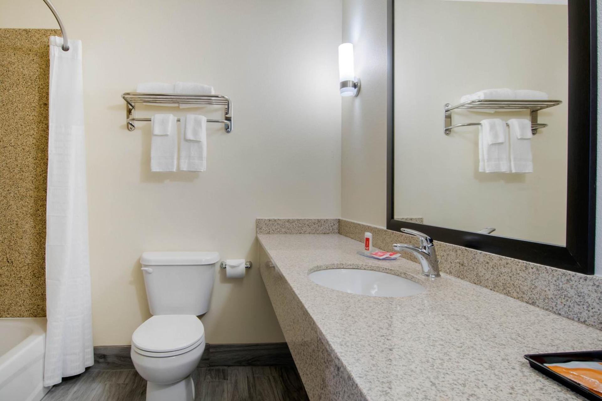 Econo Lodge Inn & Suites Springfield Main Street photo 19
