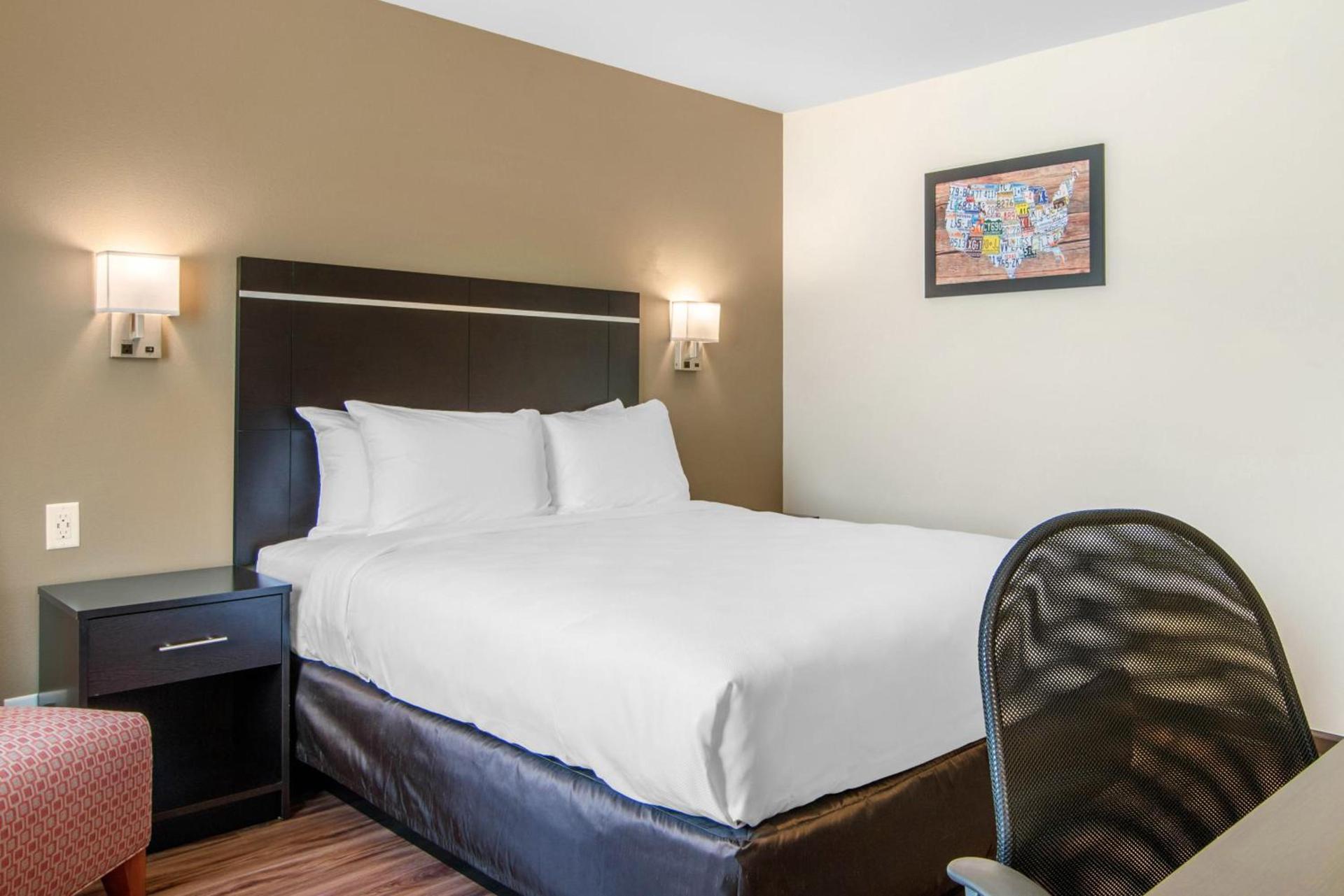 Econo Lodge Inn & Suites Springfield Main Street photo 26