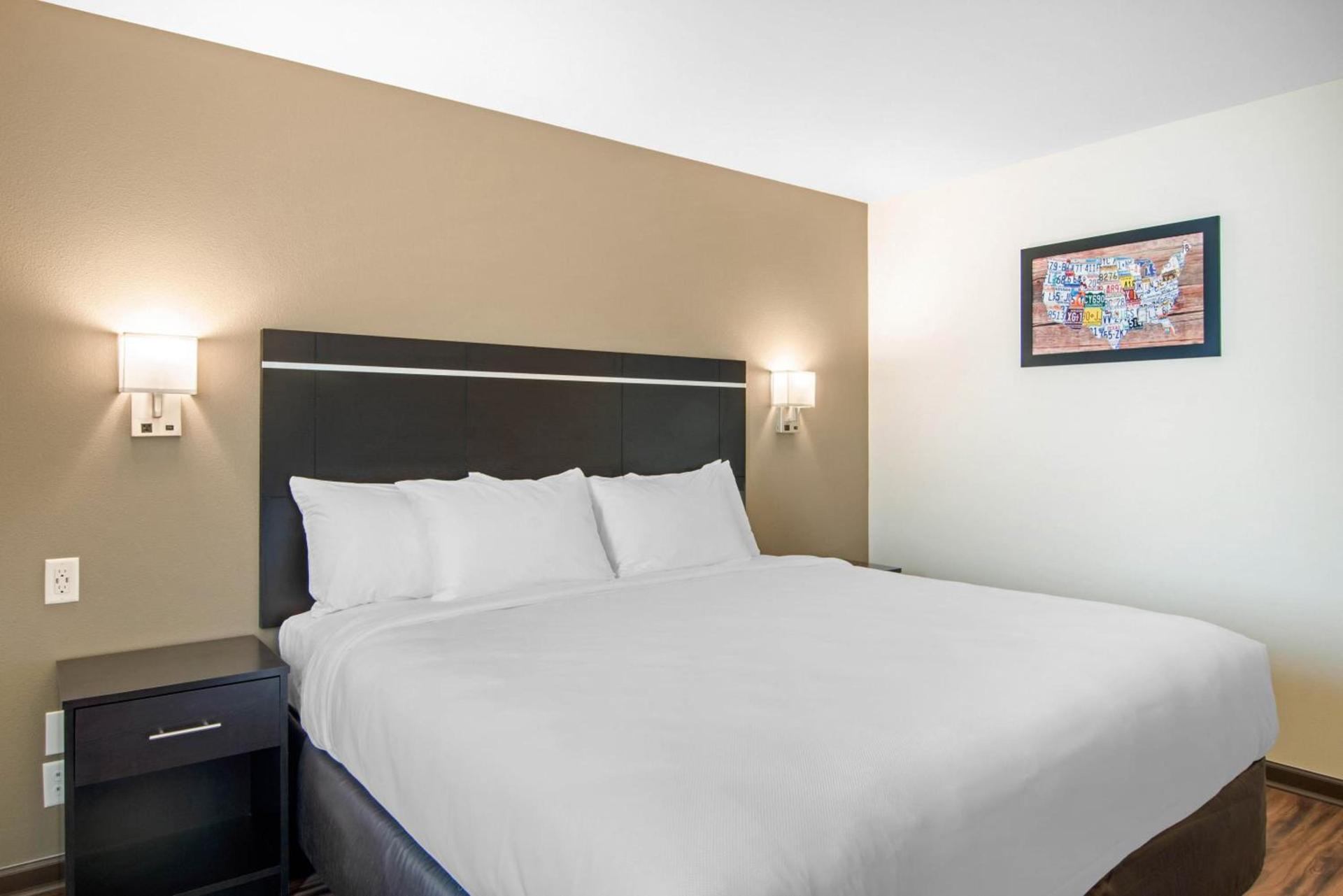 Econo Lodge Inn & Suites Springfield Main Street photo 24