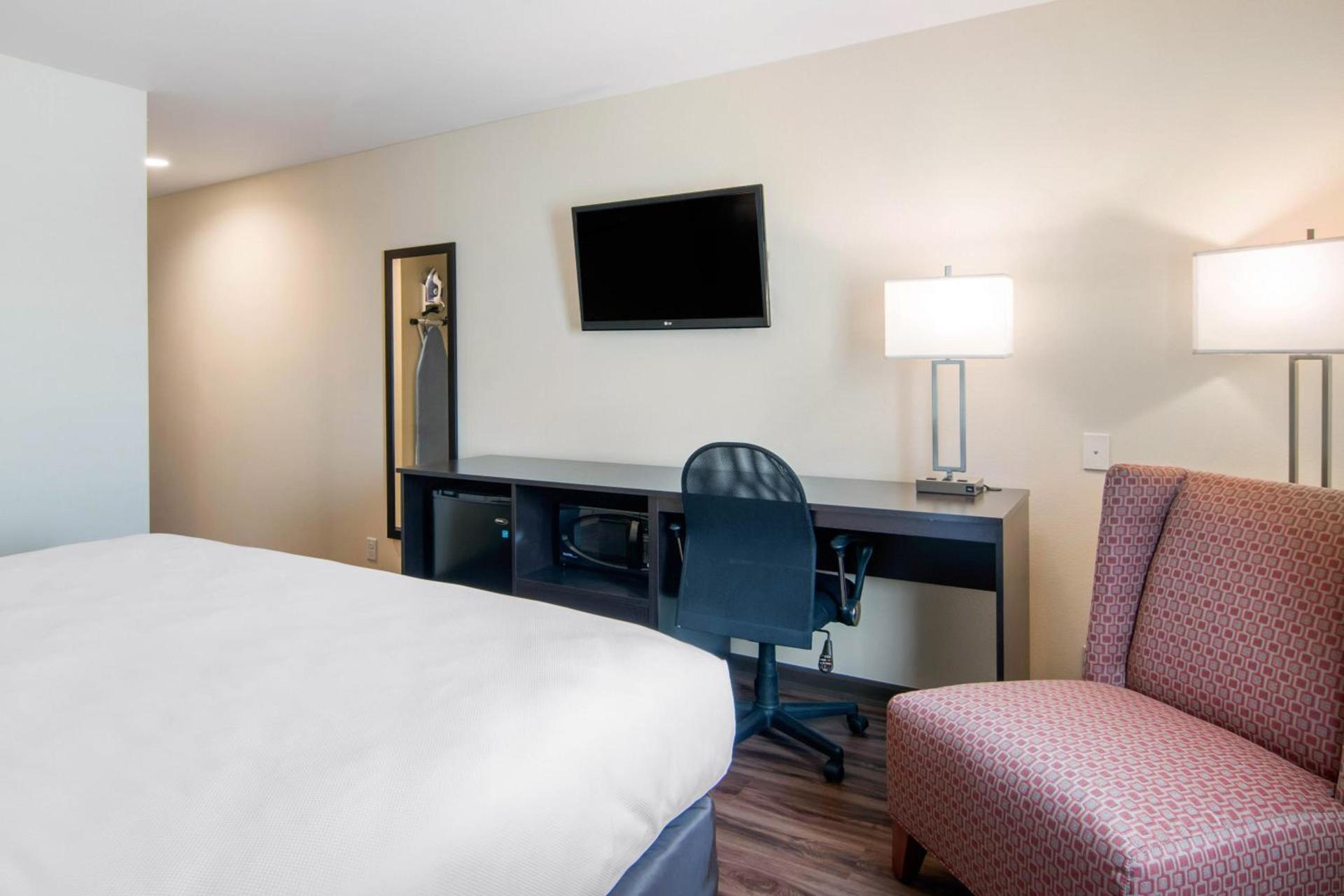 Econo Lodge Inn & Suites Springfield Main Street photo 17