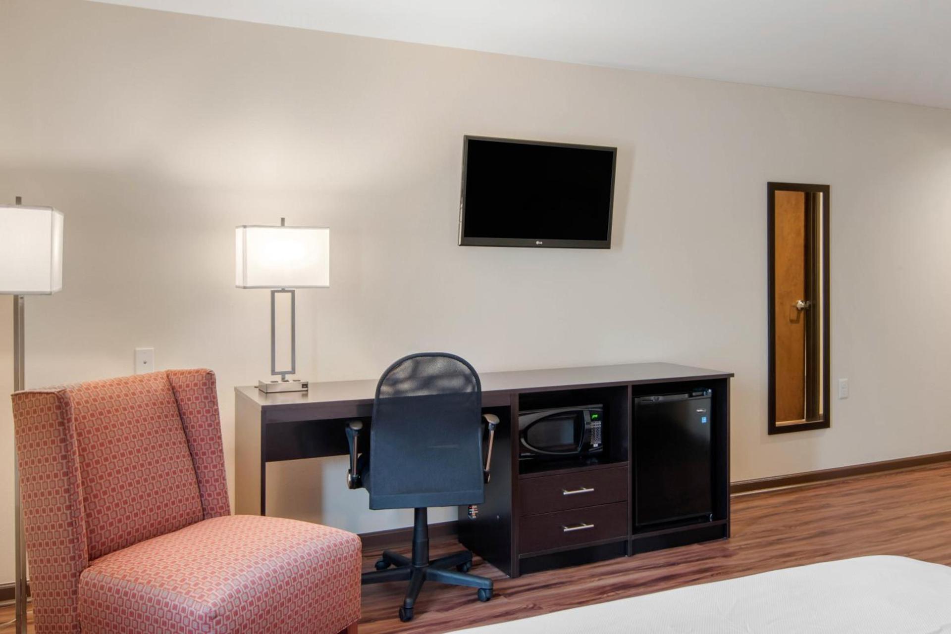 Econo Lodge Inn & Suites Springfield Main Street photo 22