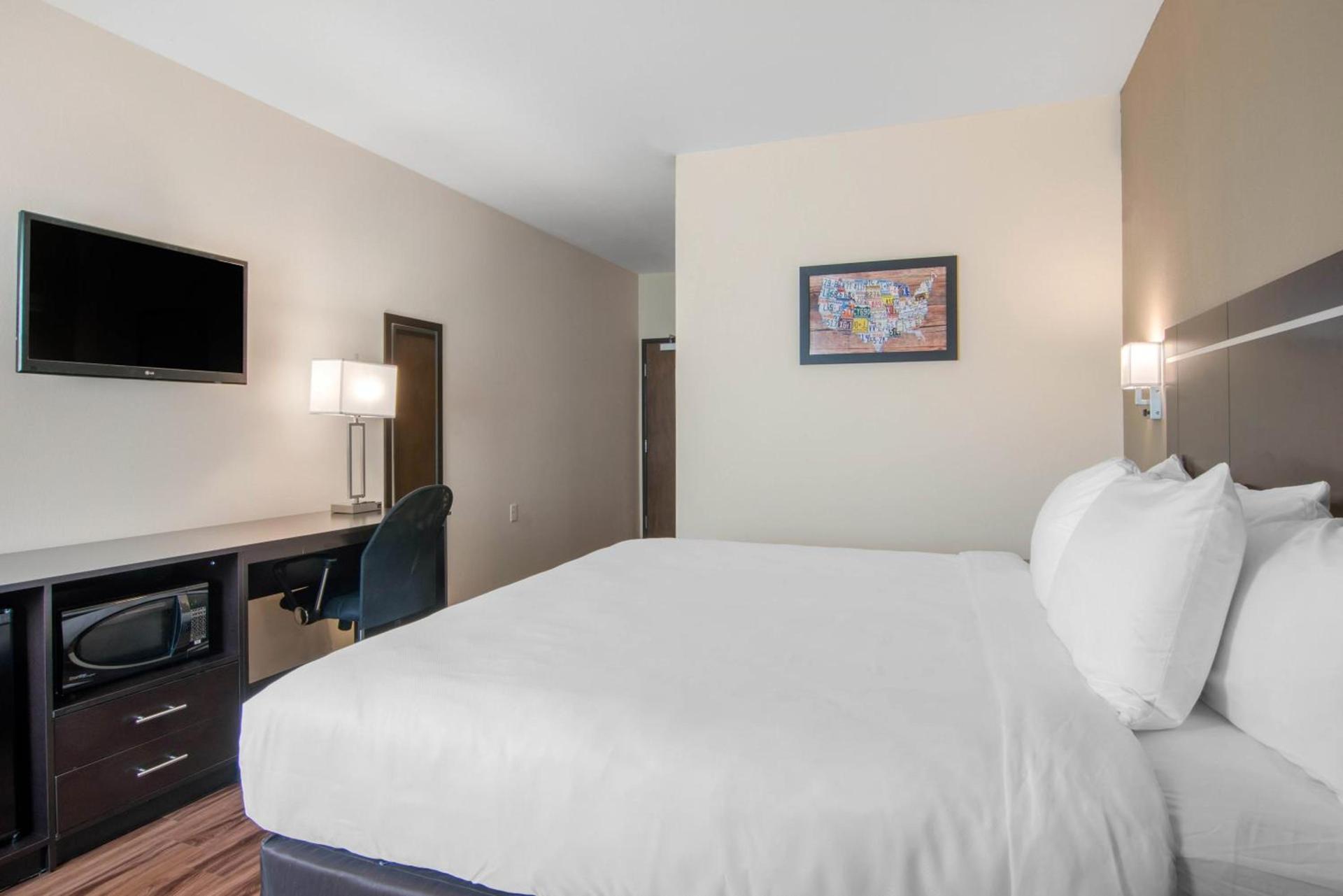 Econo Lodge Inn & Suites Springfield Main Street photo 21