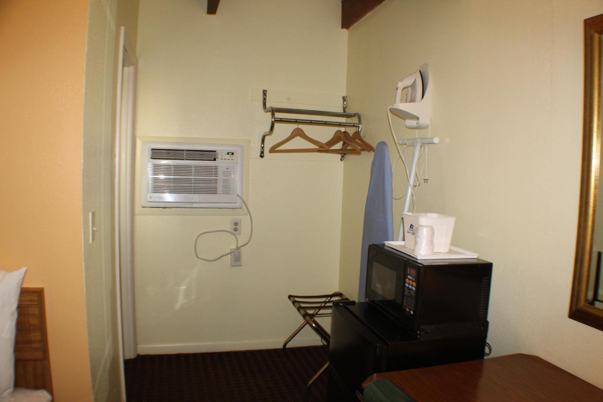 Americas Best Value Inn Geneva photo 28