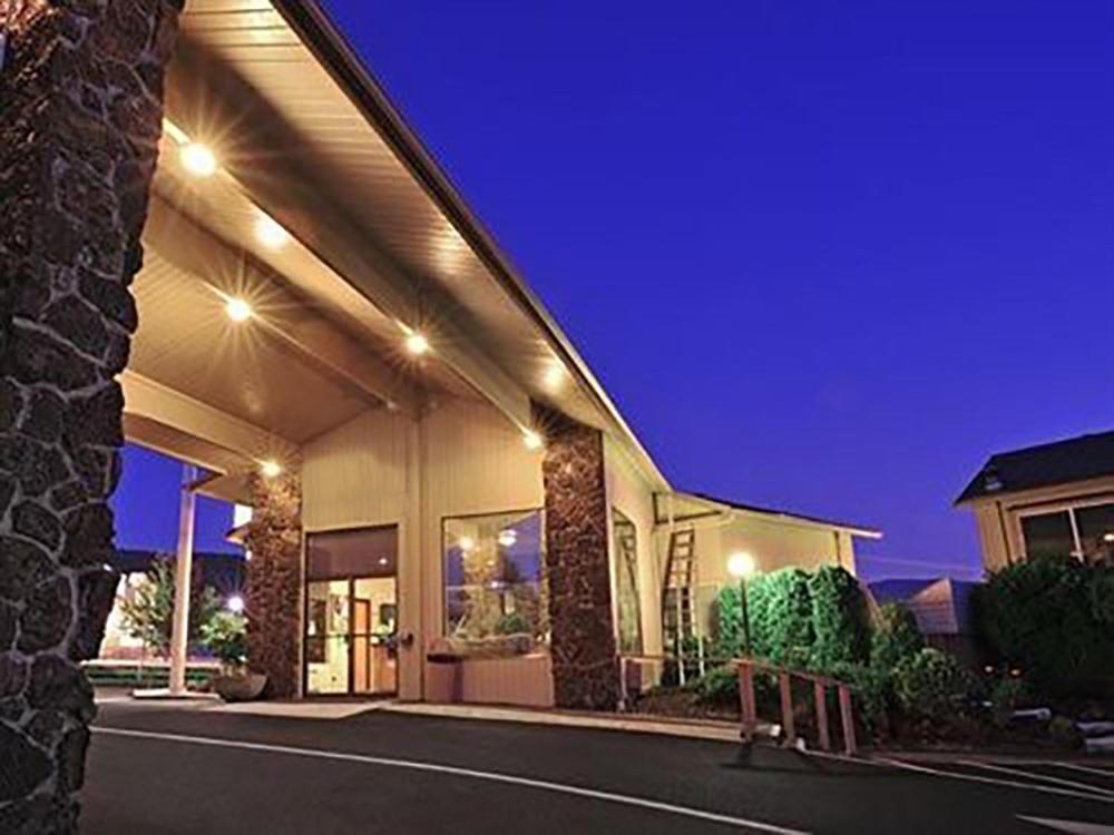 Red Lion Inn & Suites Grants Pass photo 2