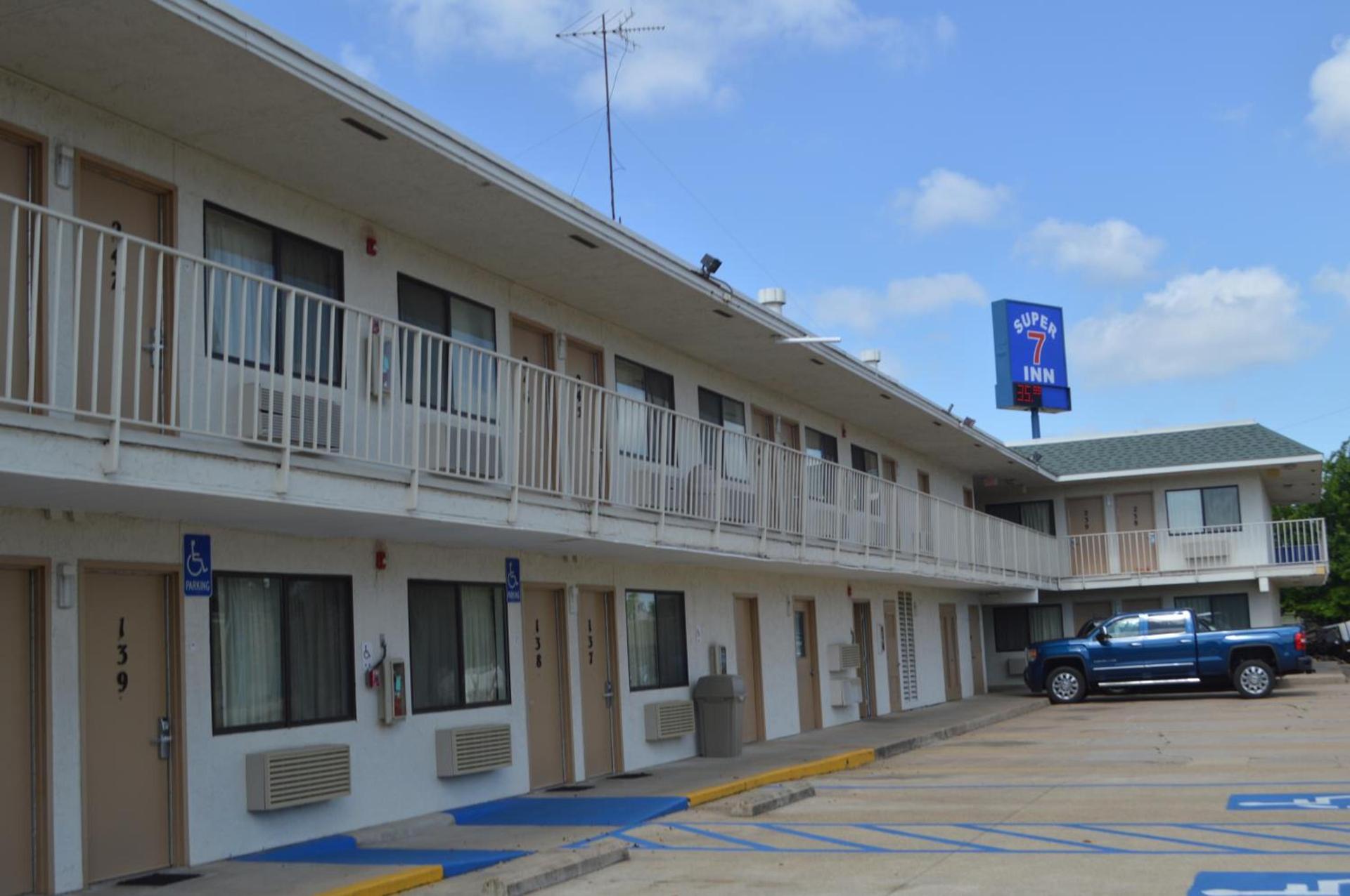 Super 7 Inn photo 2