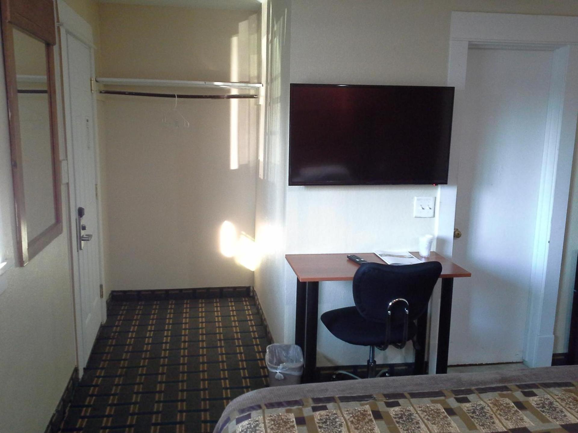 Economy Inn Tonawanda photo 12