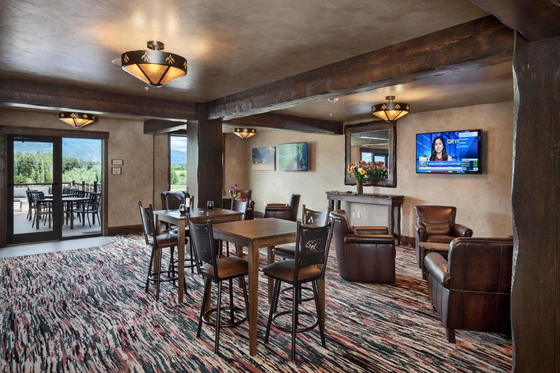 Glacier International Lodge photo 17