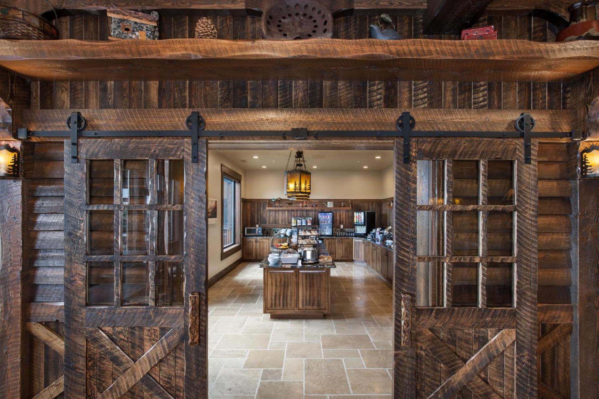 Glacier International Lodge photo 13