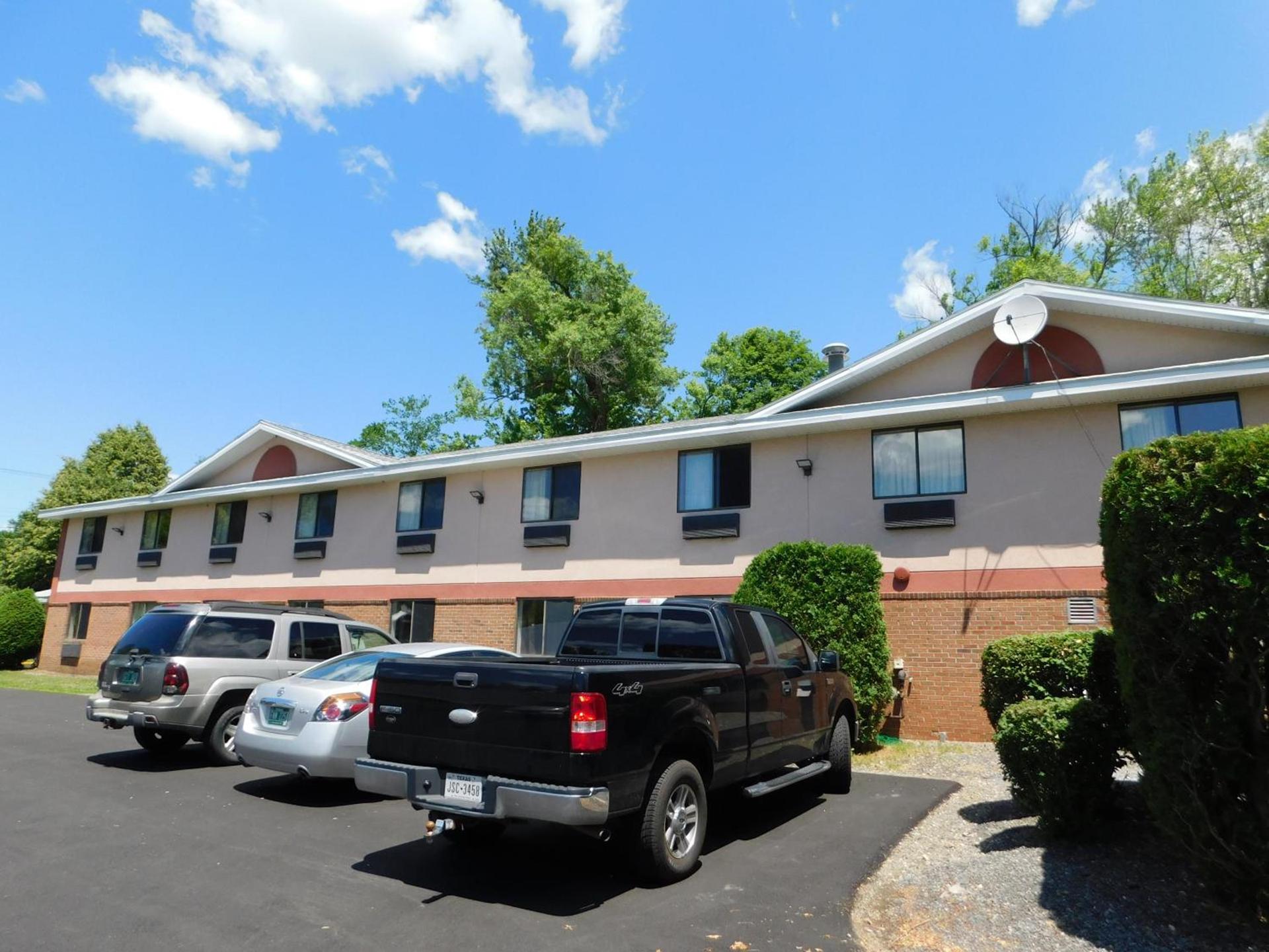 The Covered Bridge Inn — hotel in Brattleboro