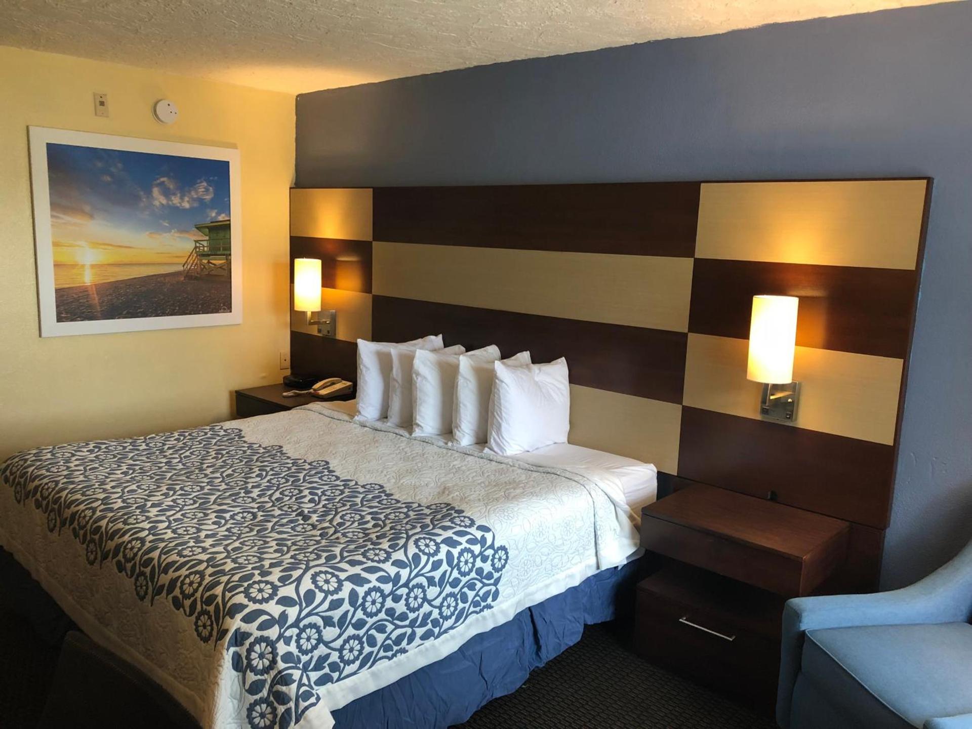 Days Inn by Wyndham Bradenton I-75 photo 33