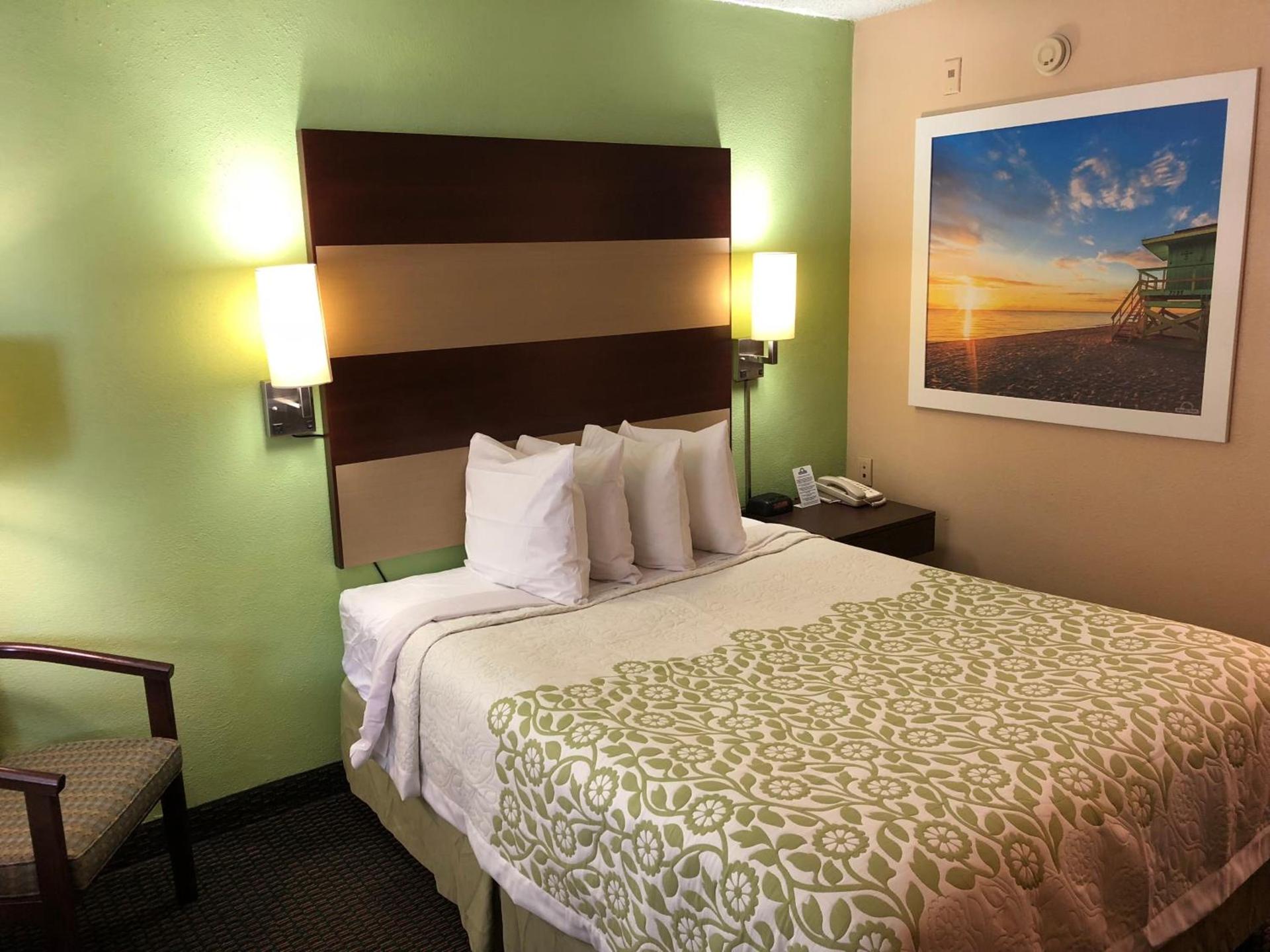 Days Inn by Wyndham Bradenton I-75 photo 32