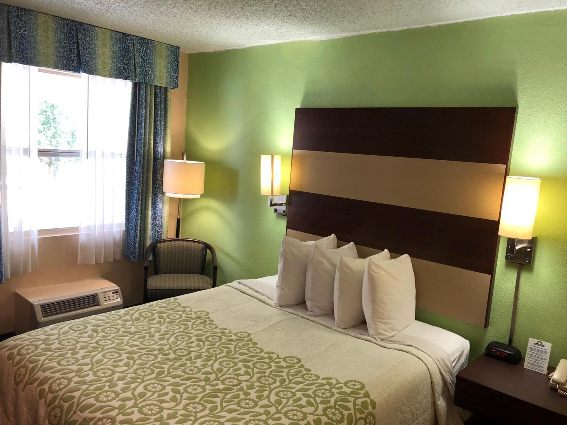 Days Inn by Wyndham Bradenton I-75 photo 31