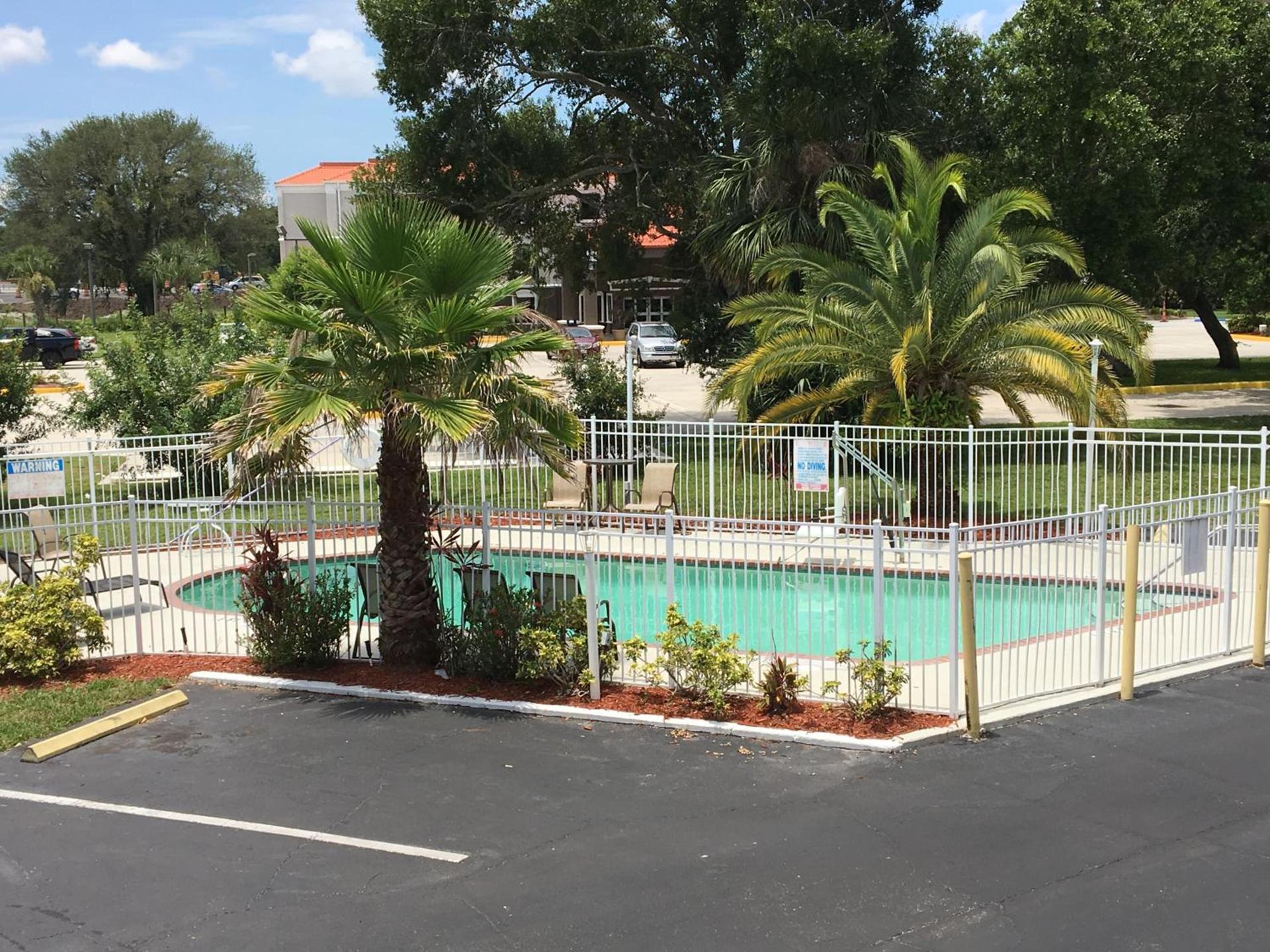 Days Inn by Wyndham Bradenton I-75 photo 28