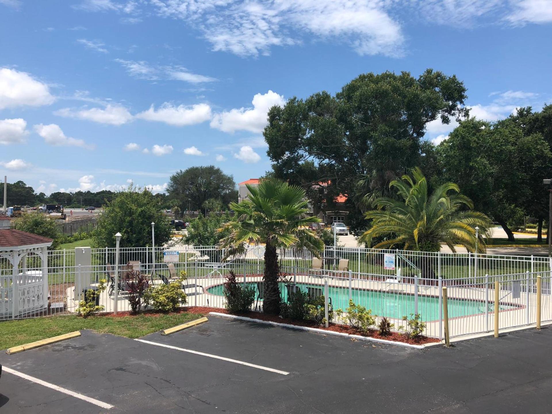 Days Inn by Wyndham Bradenton I-75 photo 27