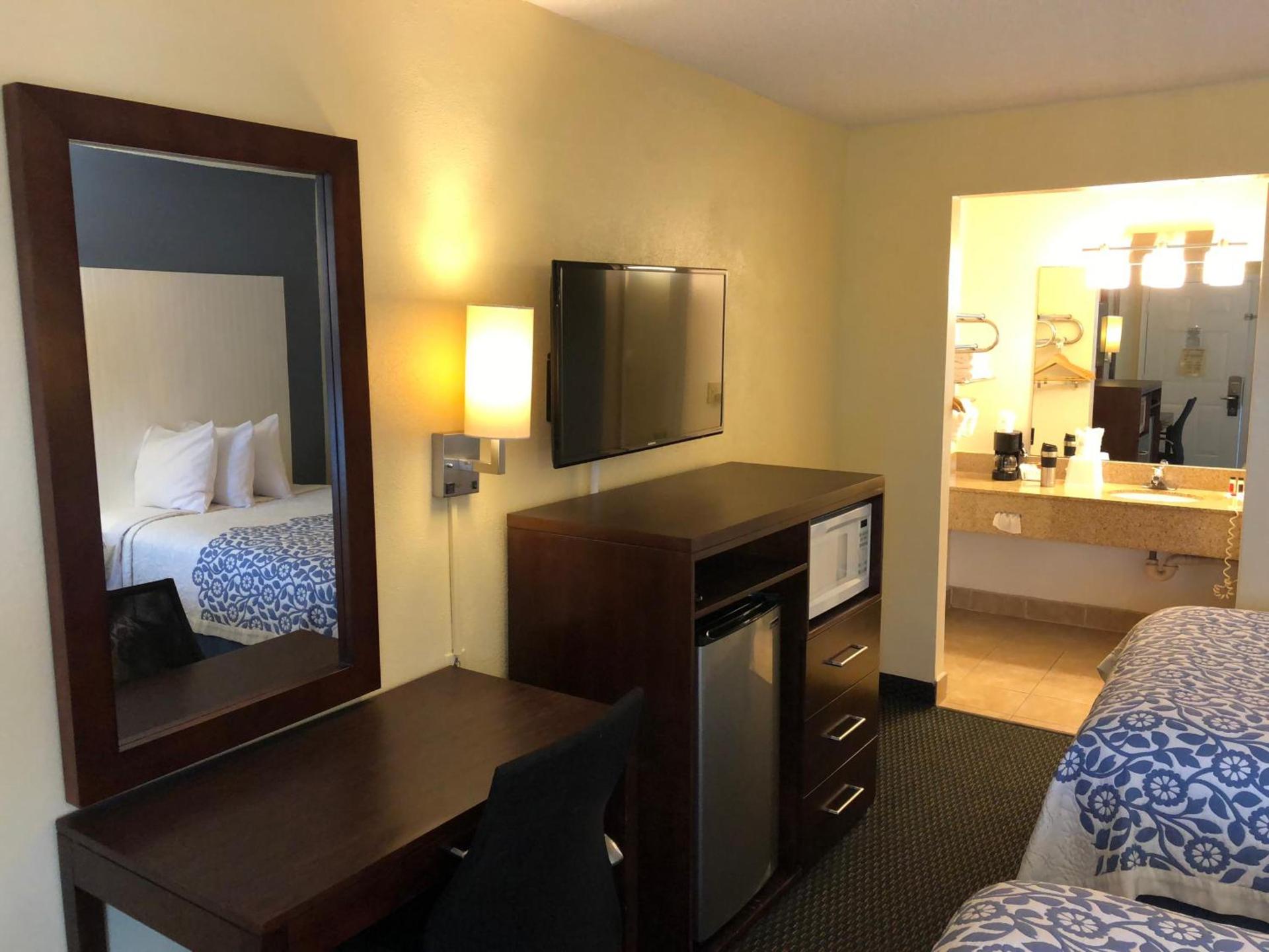 Days Inn by Wyndham Bradenton I-75 photo 25