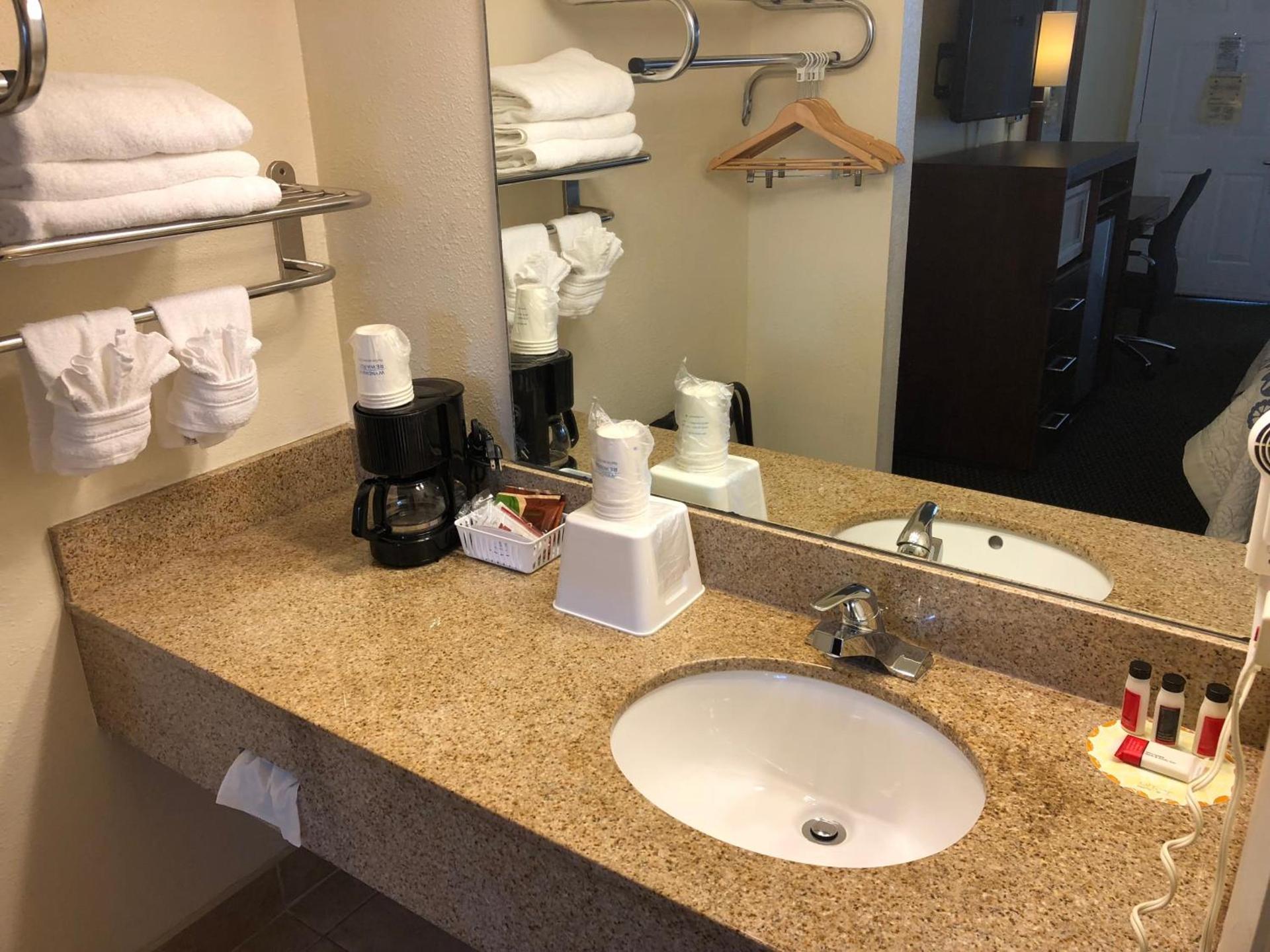 Days Inn by Wyndham Bradenton I-75 photo 23