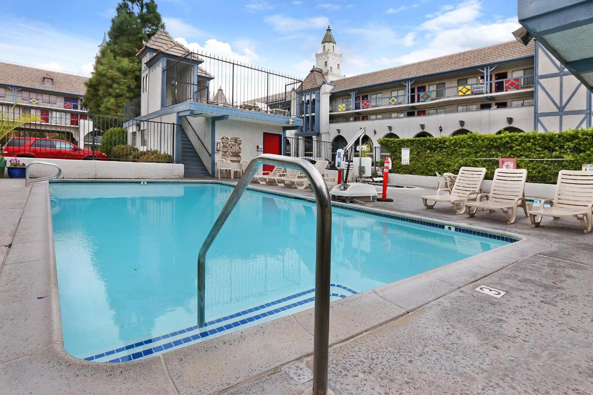 Castle Inn and Suites Anaheim photo 2