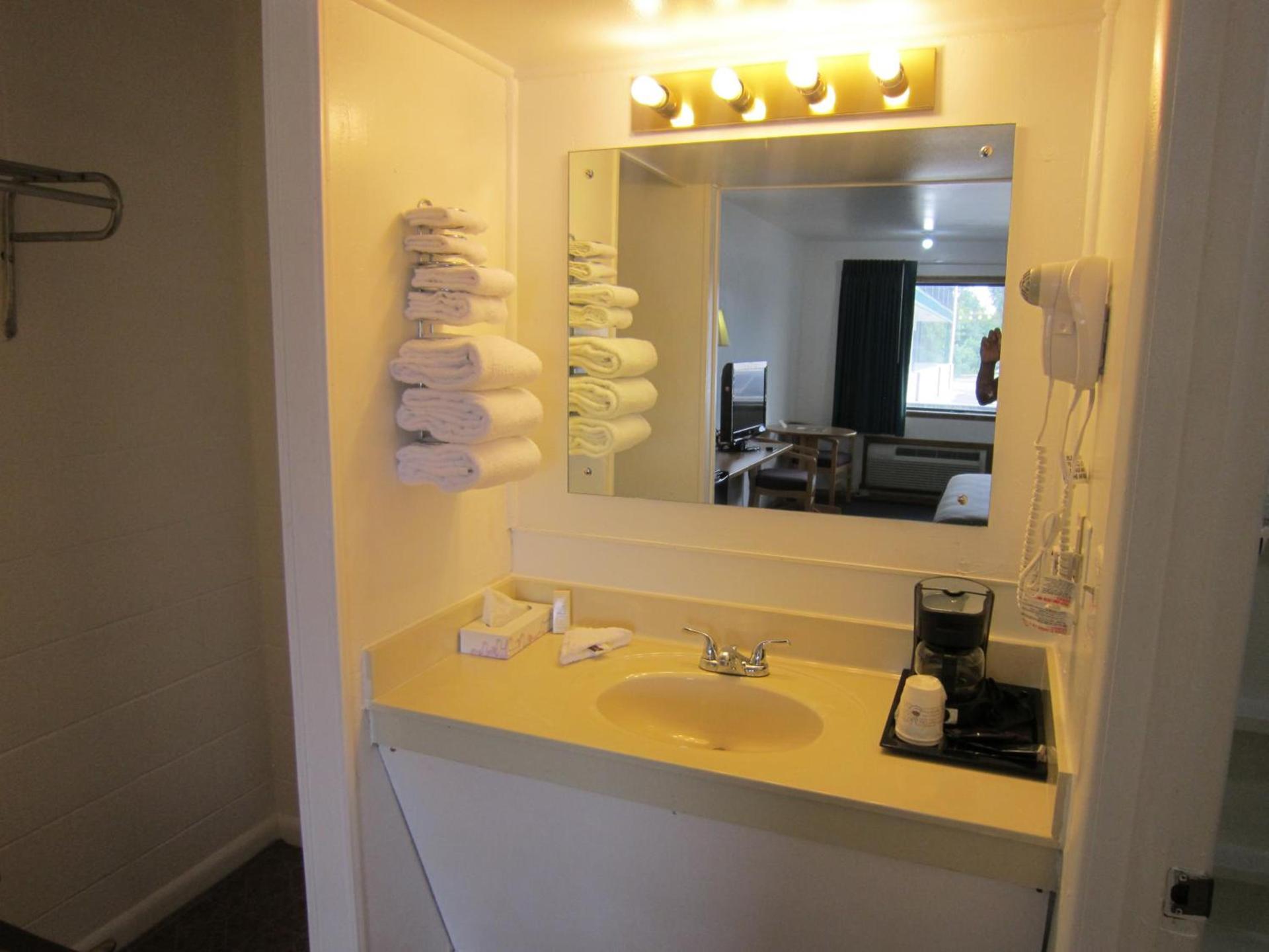 Cassville Budget Inn photo 9