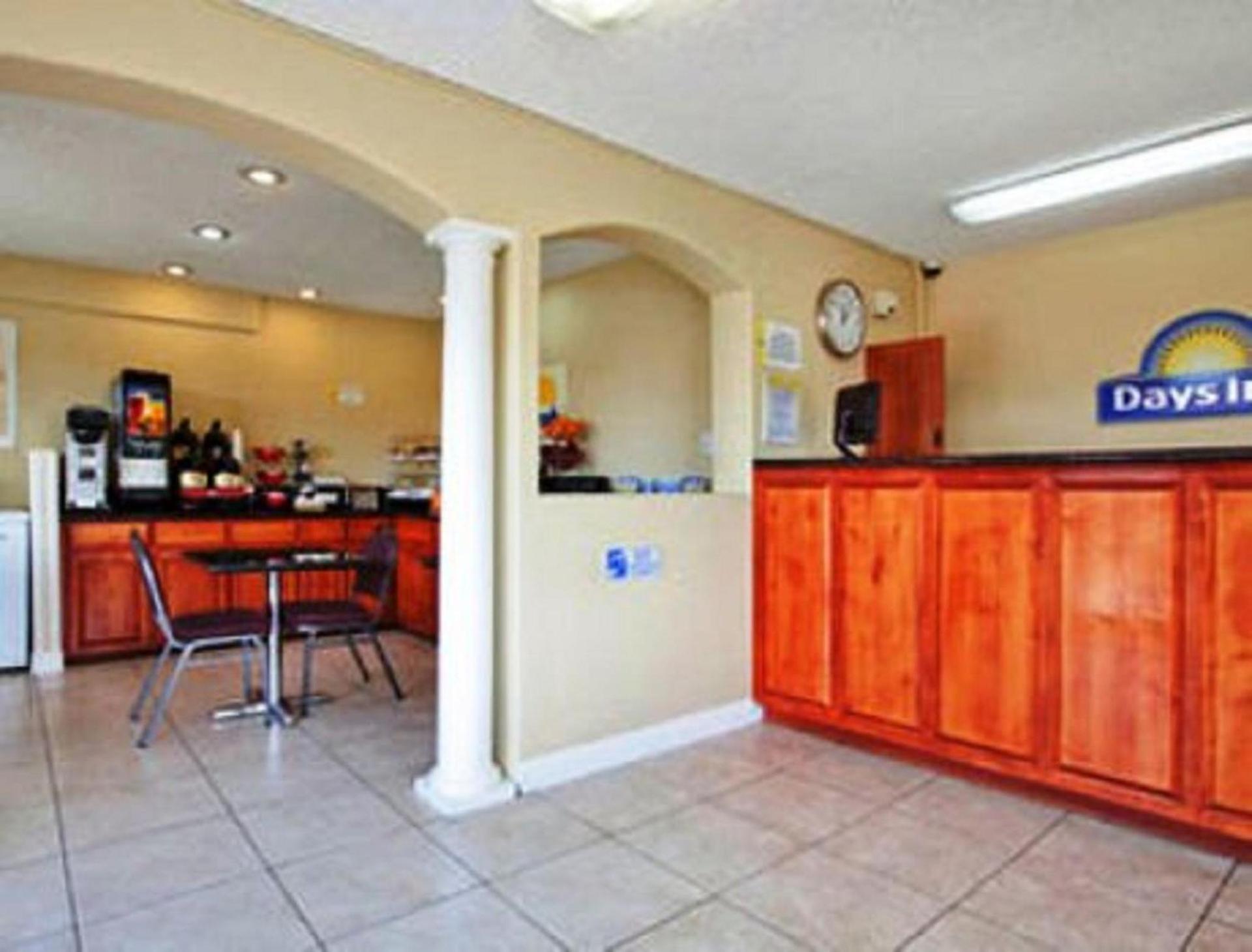 Days Inn by Wyndham Turlock photo 8