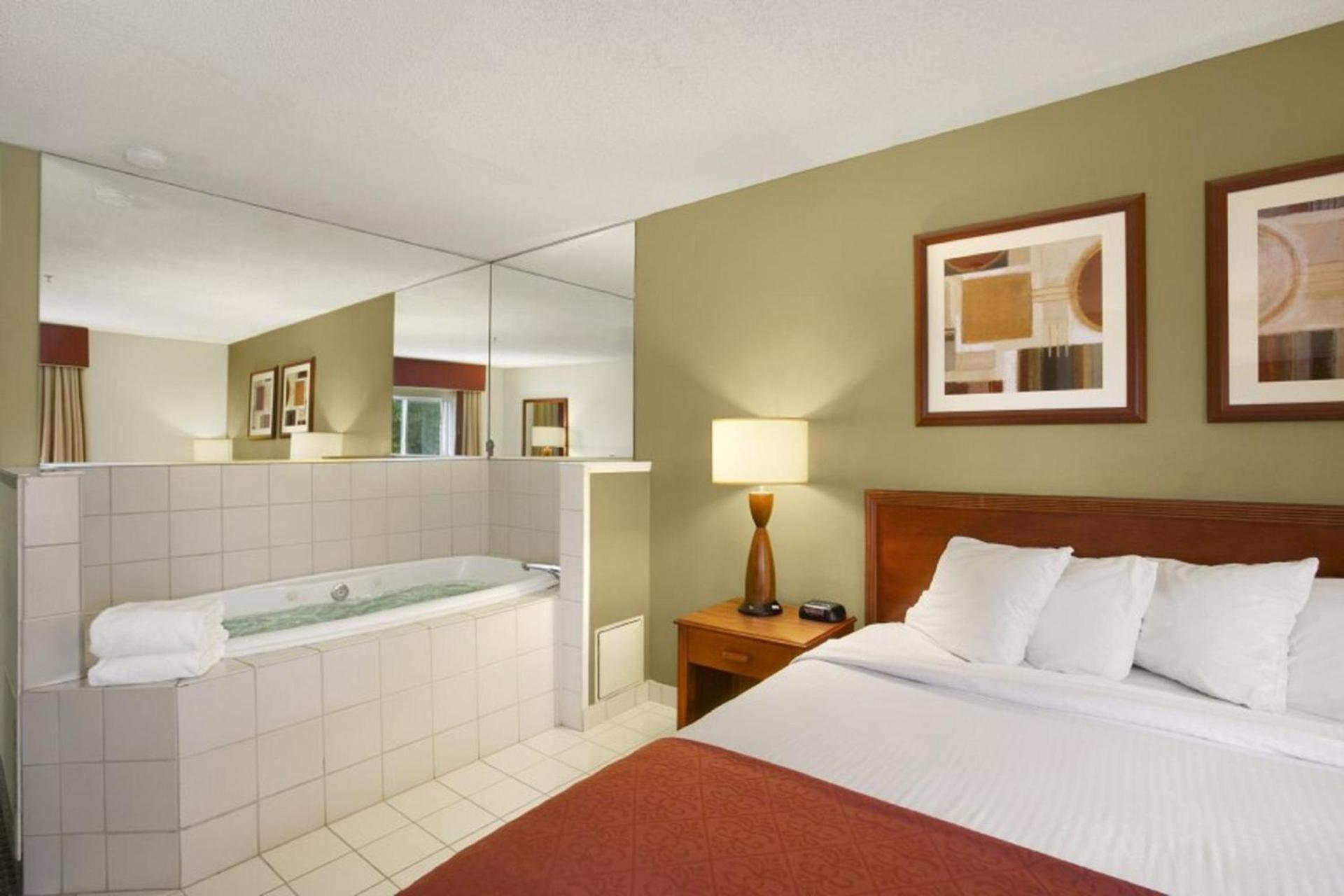 Baymont by Wyndham Evansville North/Haubstadt photo 17