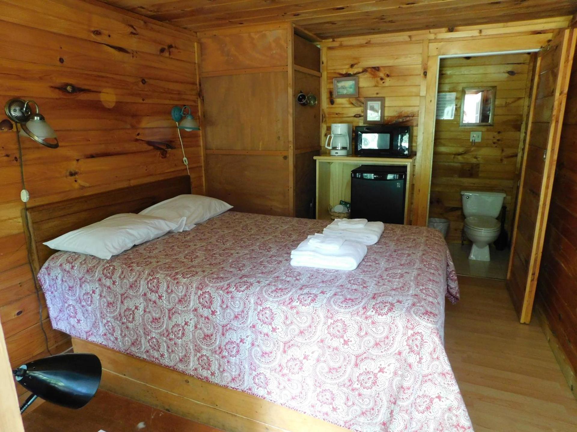 Pine Crest Motel & Cabins photo 57