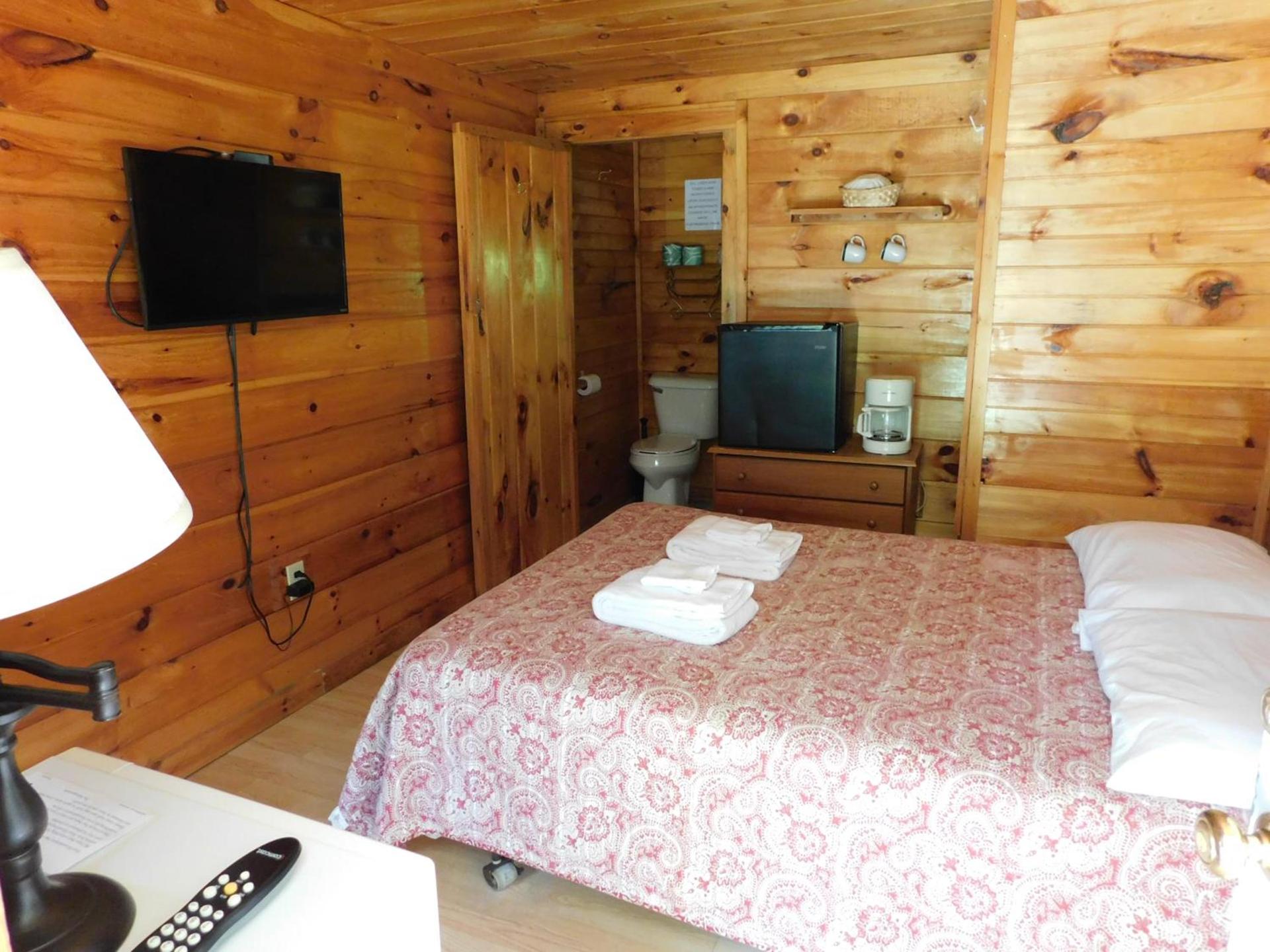 Pine Crest Motel & Cabins photo 51