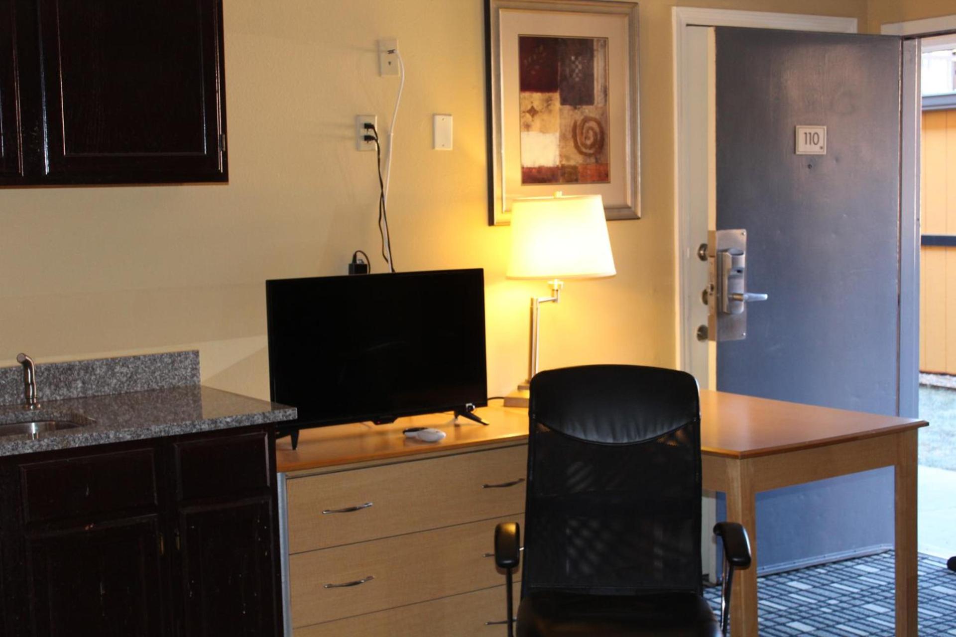 The Executive Inn & Suites photo 68