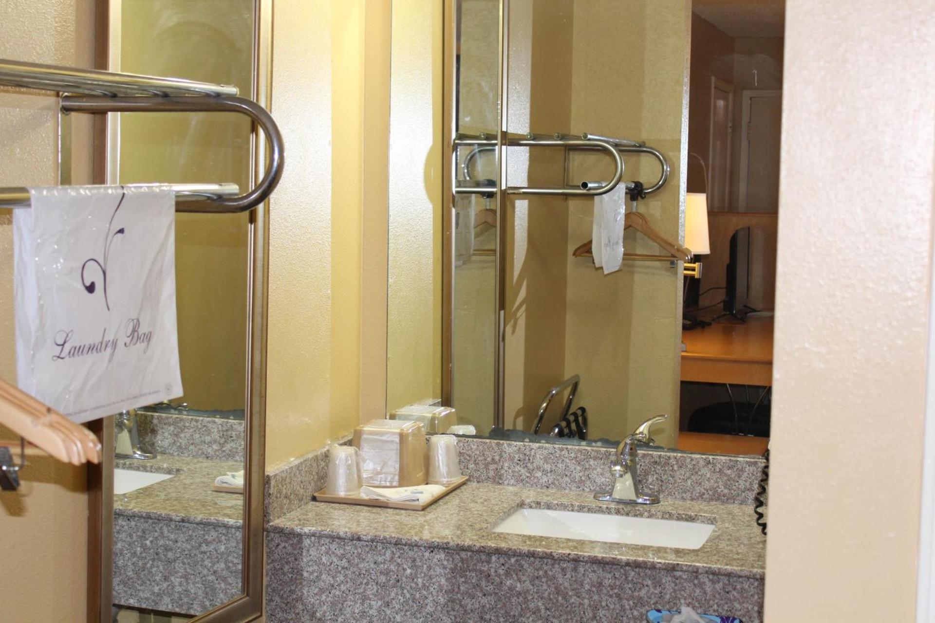 The Executive Inn & Suites photo 59