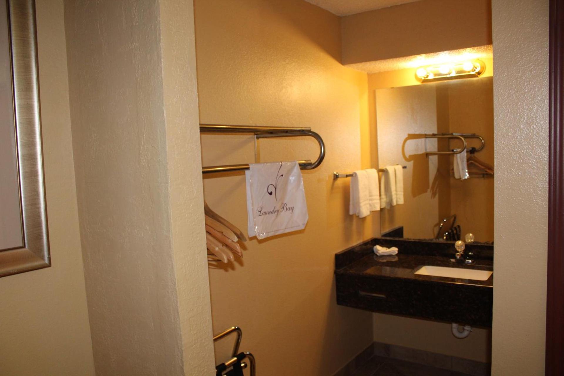 The Executive Inn & Suites photo 74