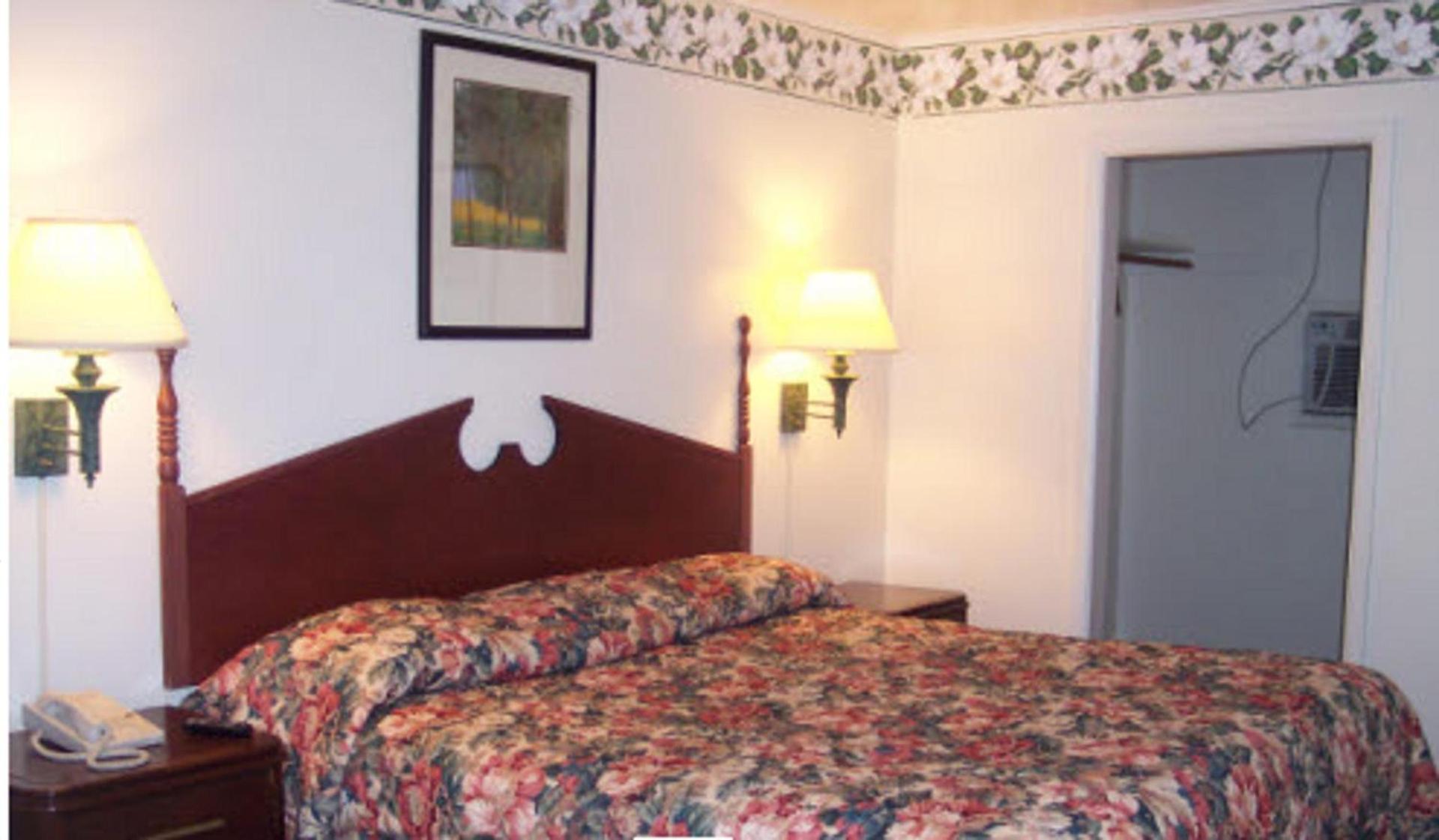 Shore Hills Motel photo 13