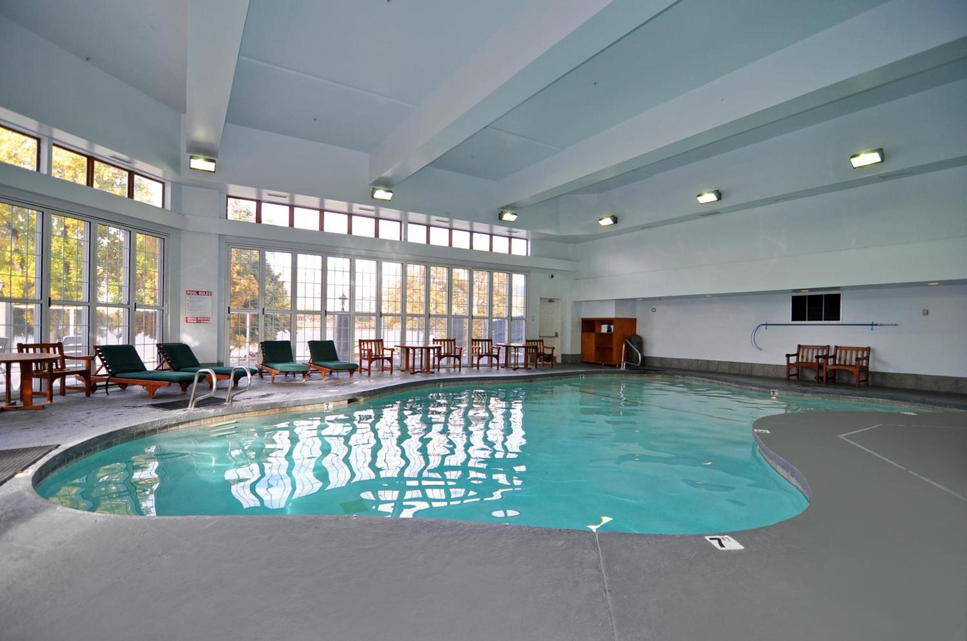 Lakeside Lodge and Suites photo 2