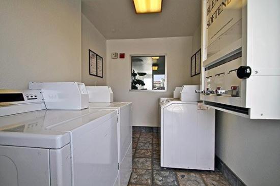 Hilltop Inn & Suites photo 14