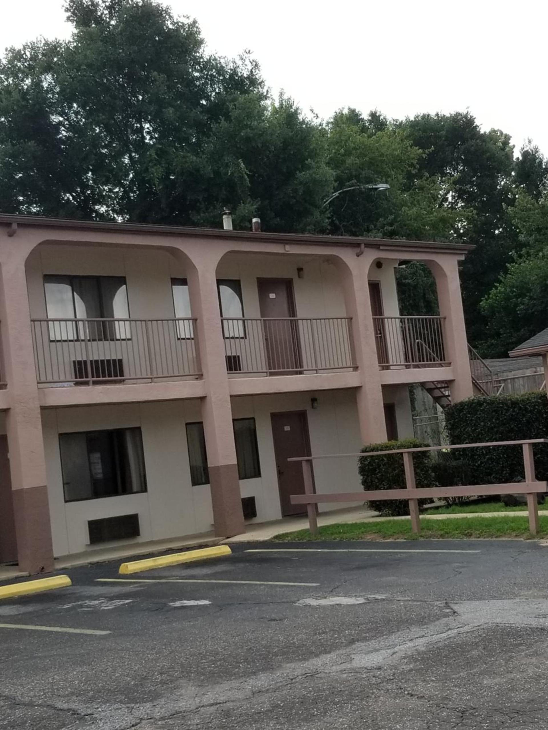 Executive Inn photo 1
