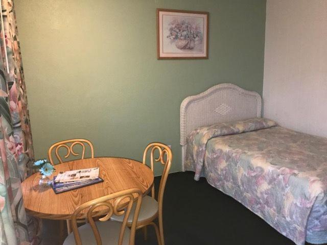 Gold Crest Motel photo 40