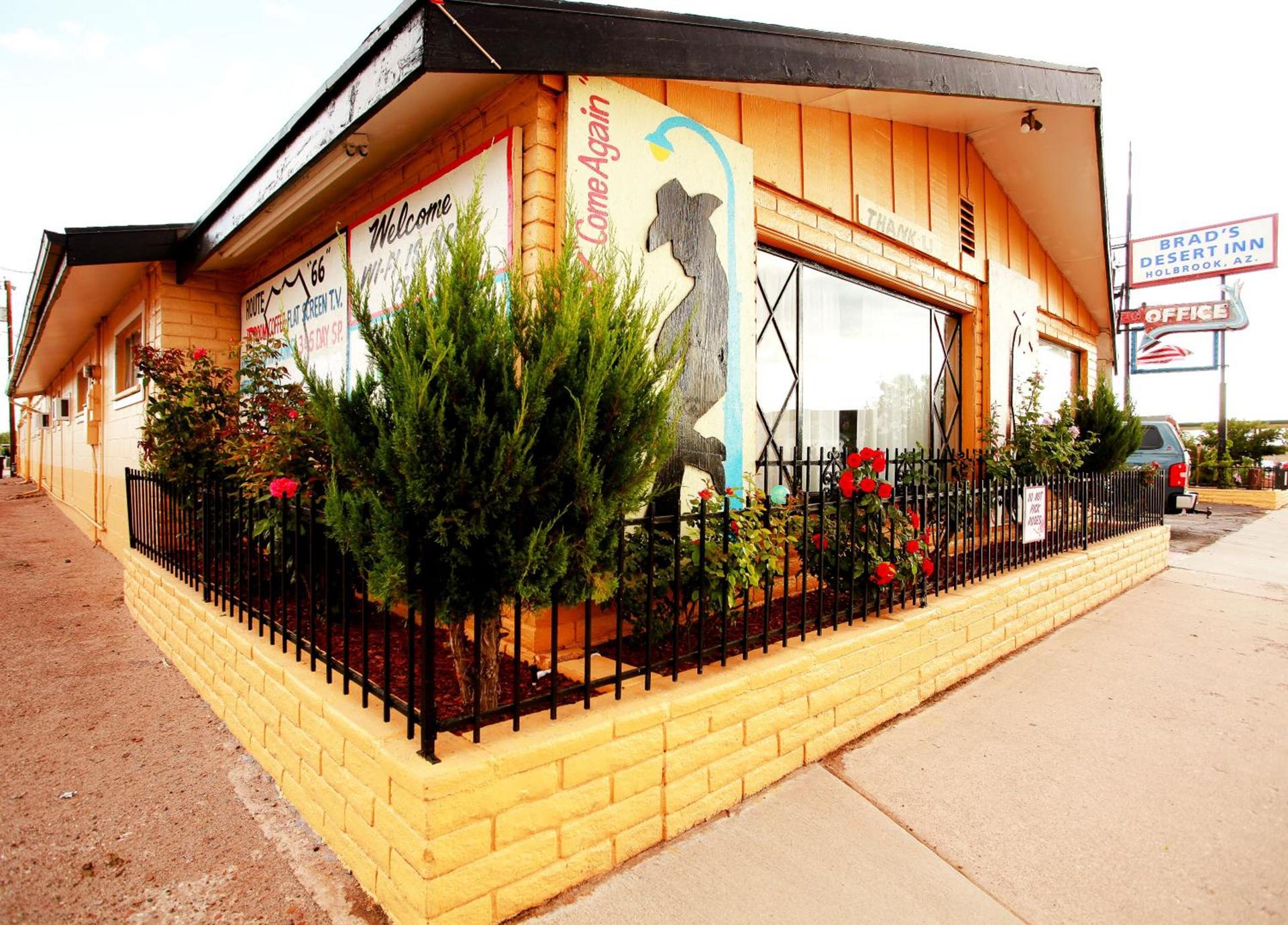 Brad's Desert Inn photo 16