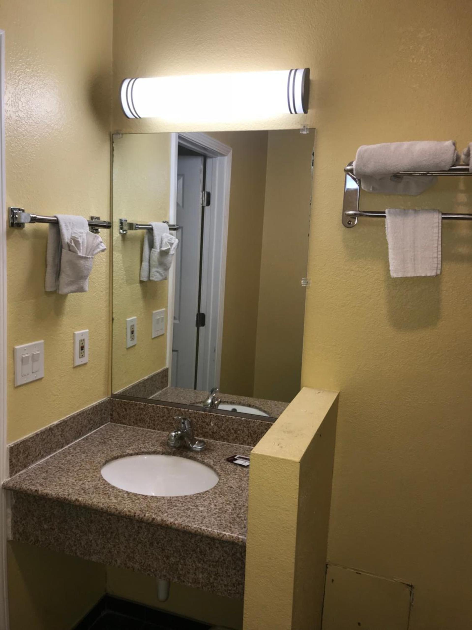 Colony Inn Motel photo 6