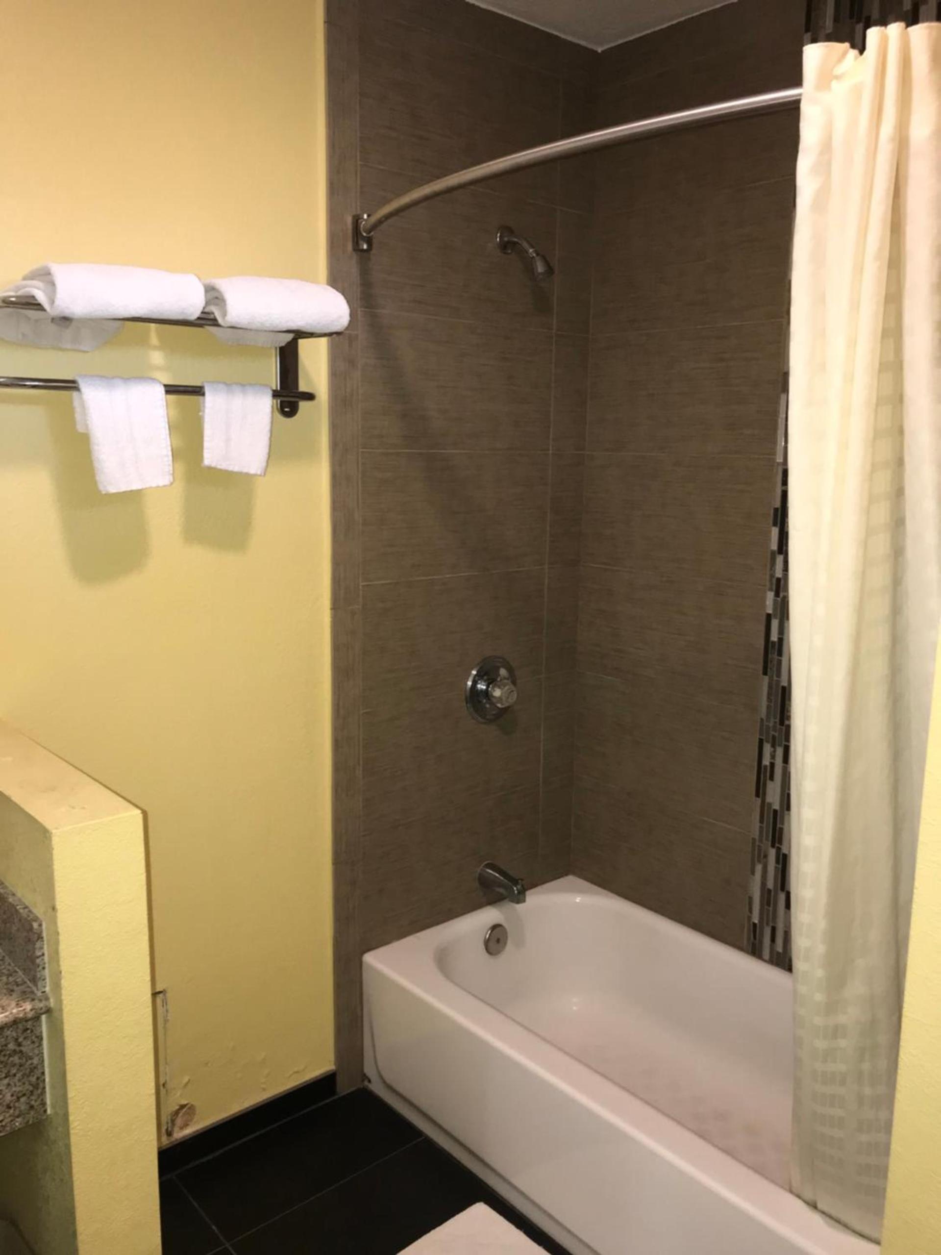 Colony Inn Motel photo 2