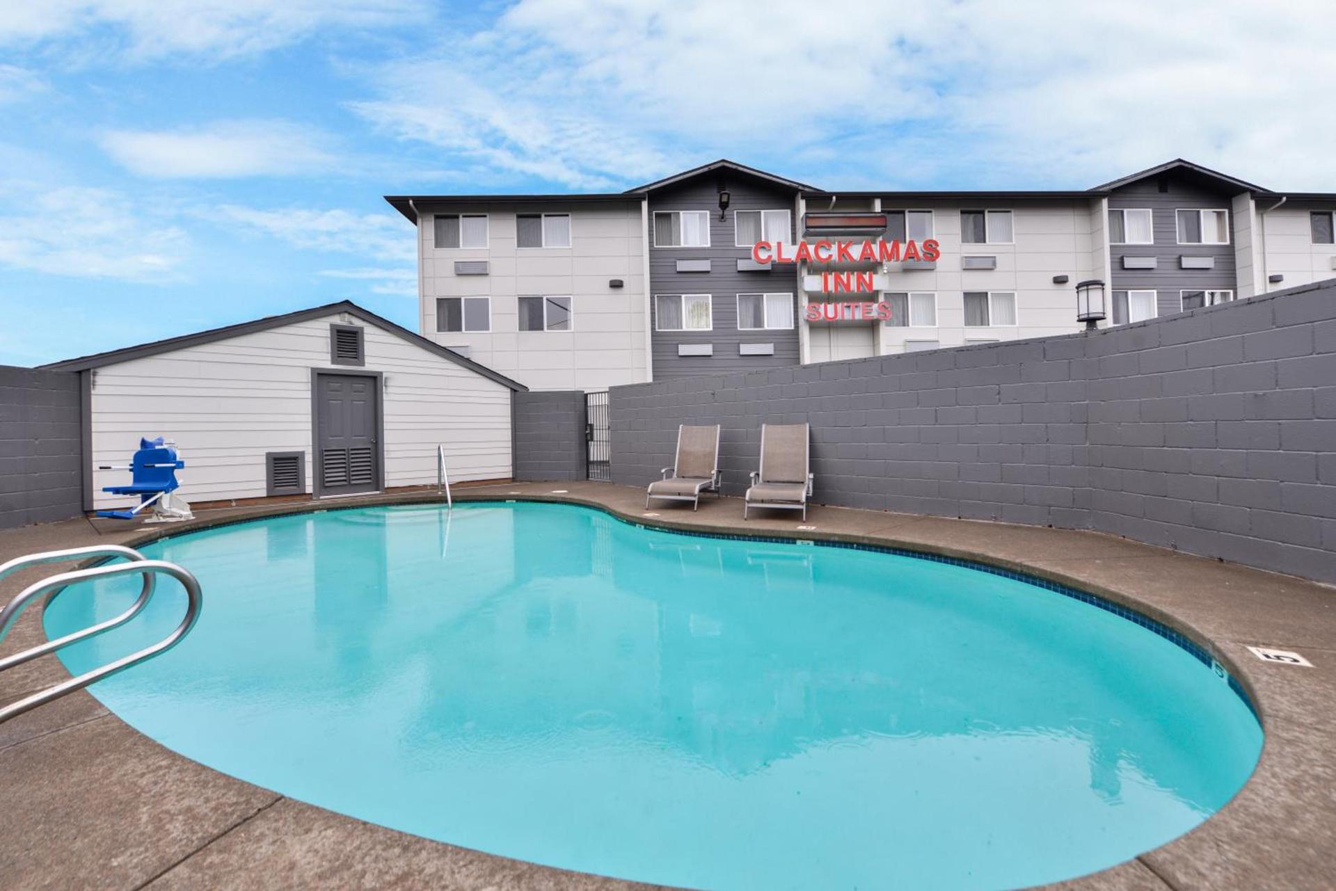 Clackamas Inn and Suites photo 3