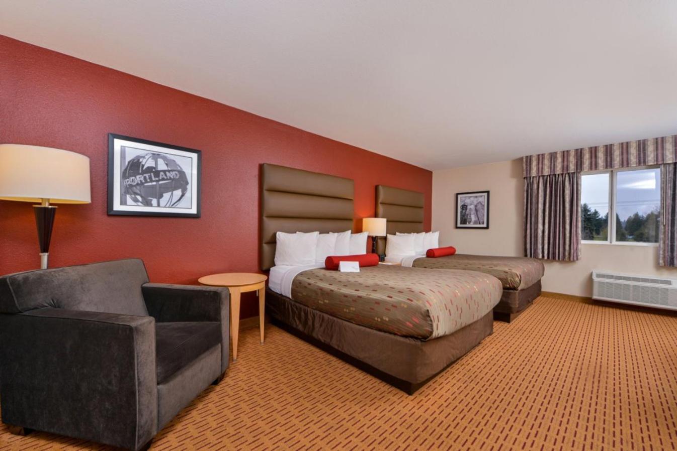 Clackamas Inn and Suites photo 2
