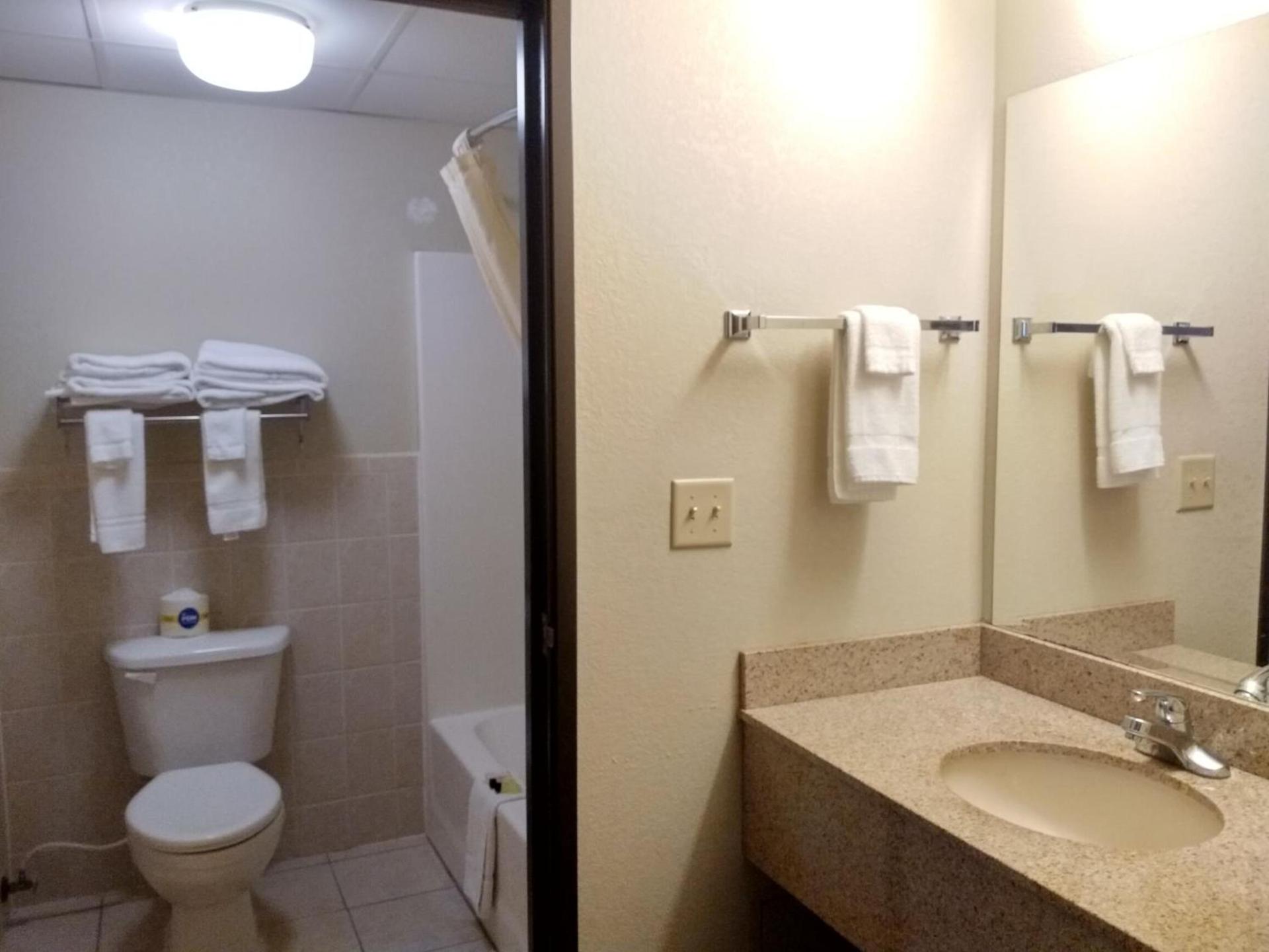 Madelia Hotel & Suites photo 58